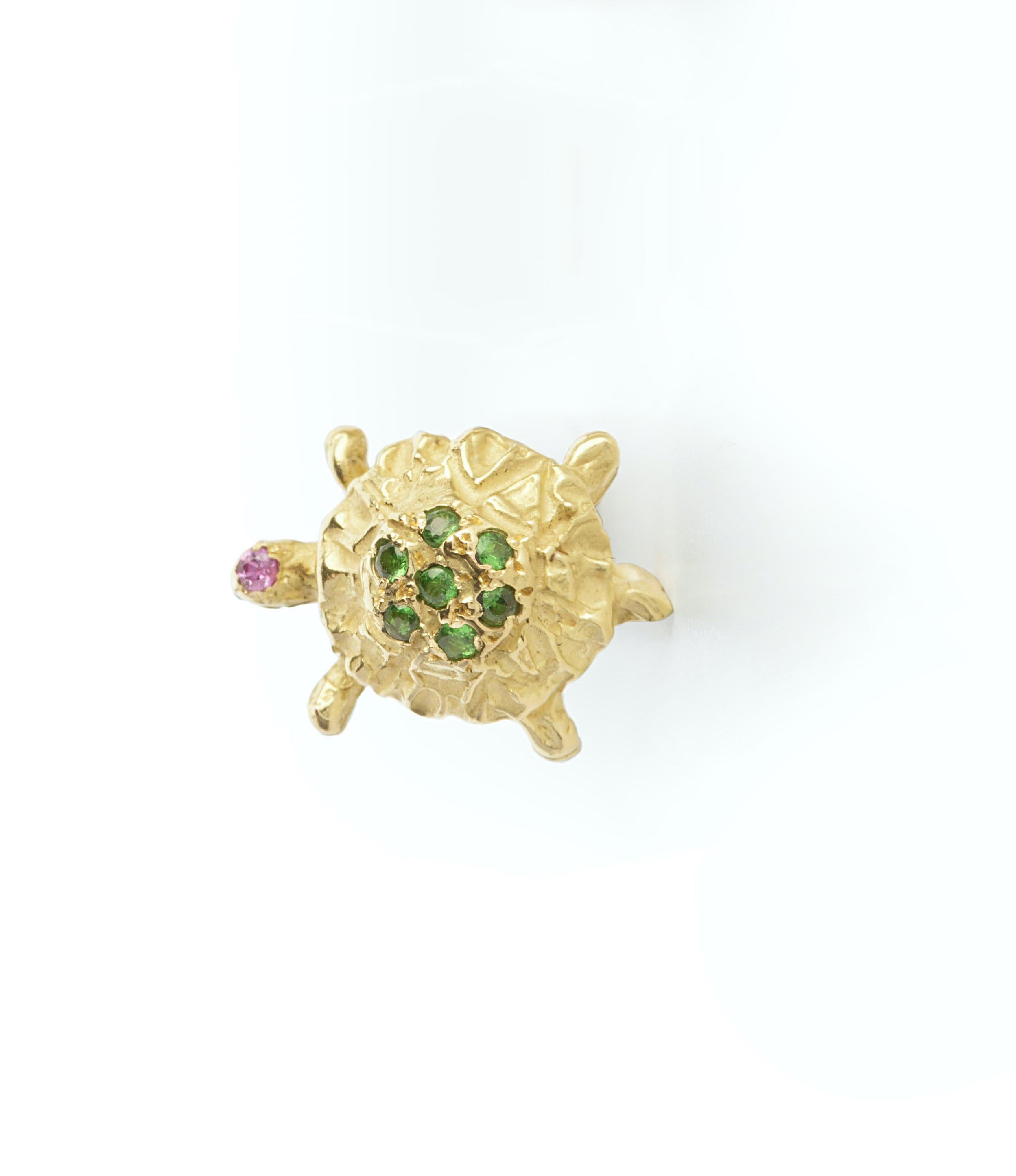 Turtle Stud Earrings 18 Karat Hammered Yellow Gold Green Tsavorite Tourmaline  In New Condition For Sale In Rome, IT