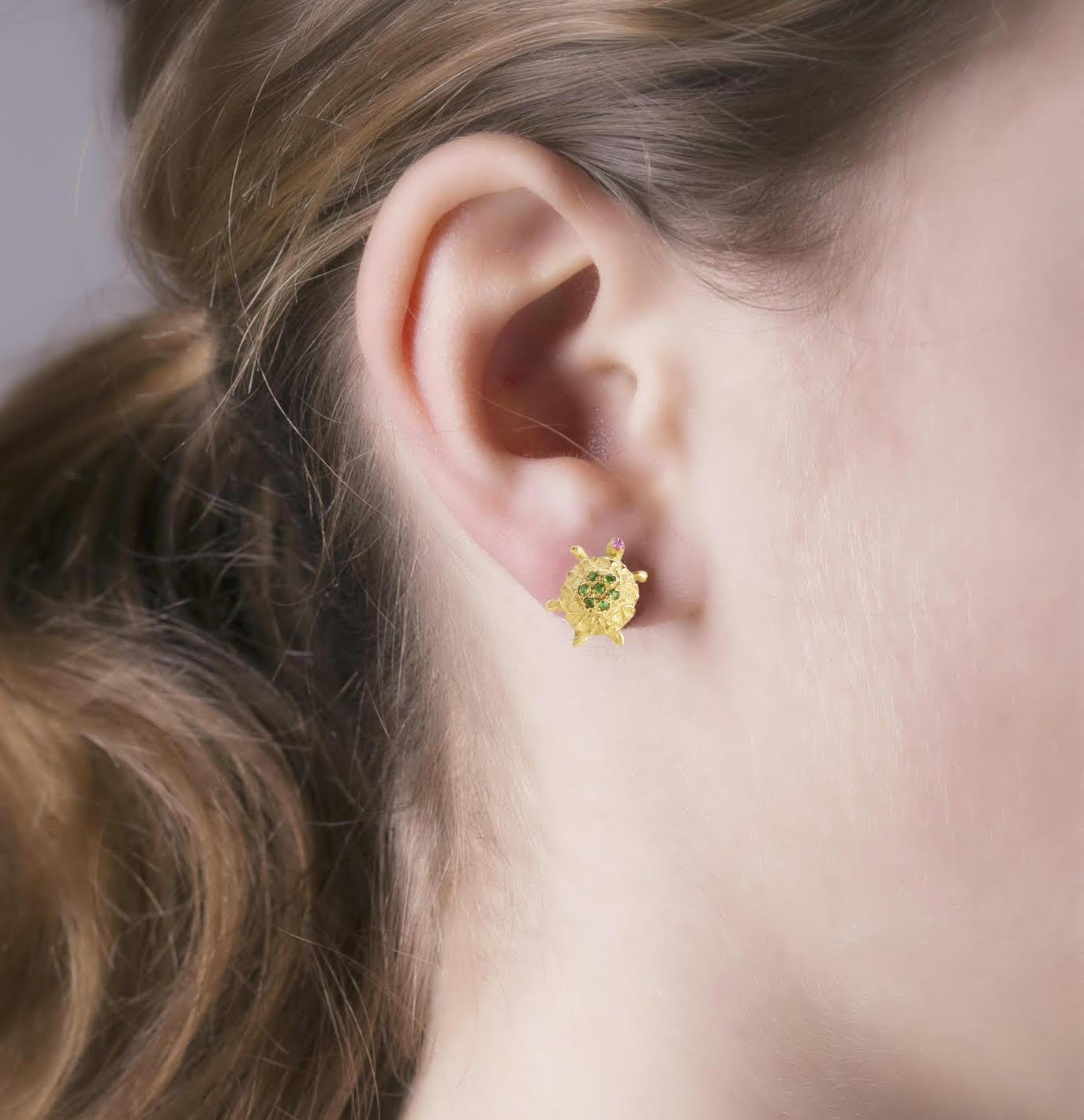 Women's or Men's Turtle Stud Earrings 18 Karat Hammered Yellow Gold Green Tsavorite Tourmaline  For Sale