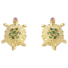 Clous d'oreilles en or 18 carats et tsavorite verte en forme de tortue, fabriquées à la main