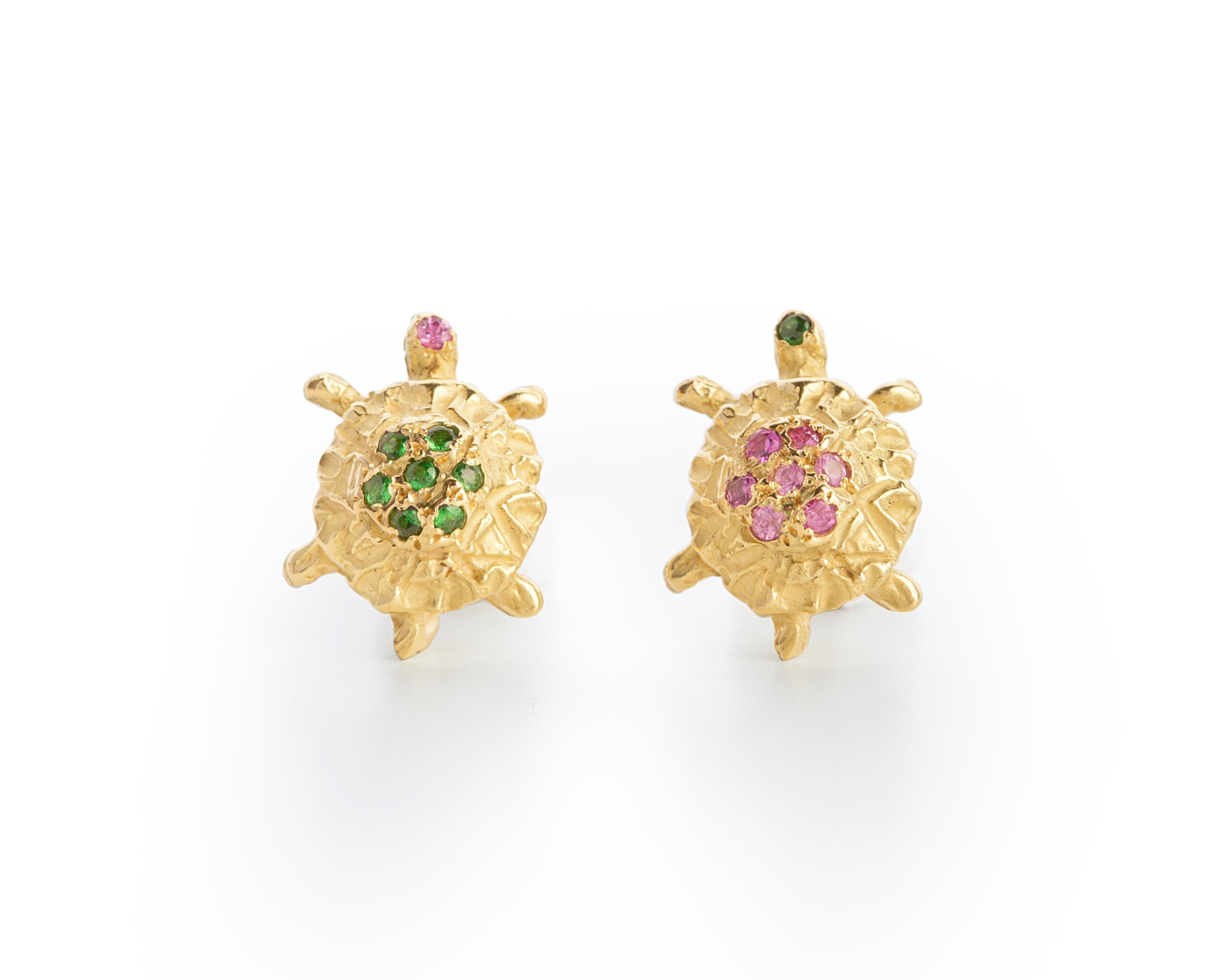 Artisan 18 Karat Gold Green Tsavorite Pink Tourmaline Wise Turtle Hammered Stud Earrings For Sale