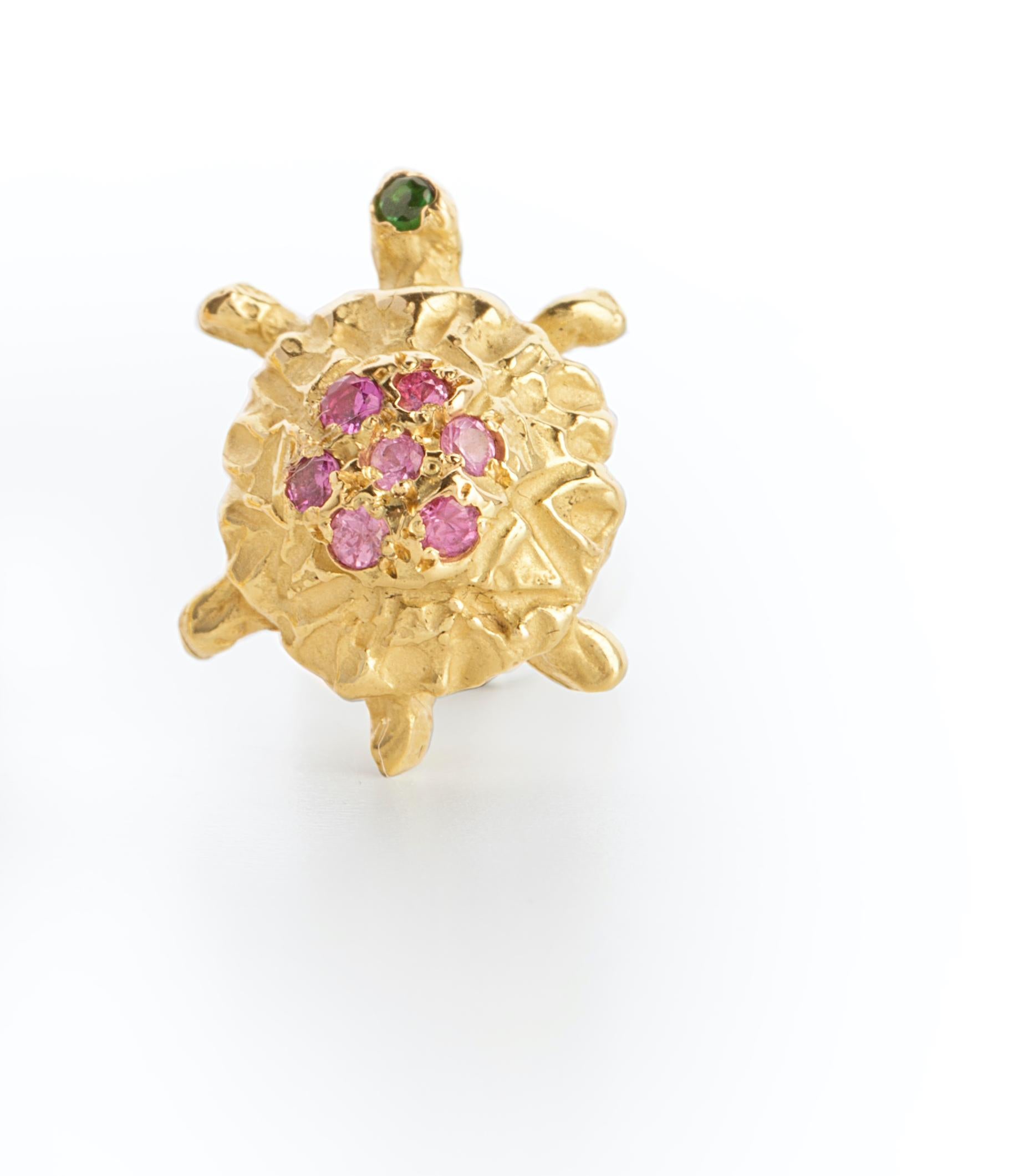 18 Karat Gold Green Tsavorite Pink Tourmaline Wise Turtle Hammered Stud Earrings In New Condition For Sale In Rome, IT