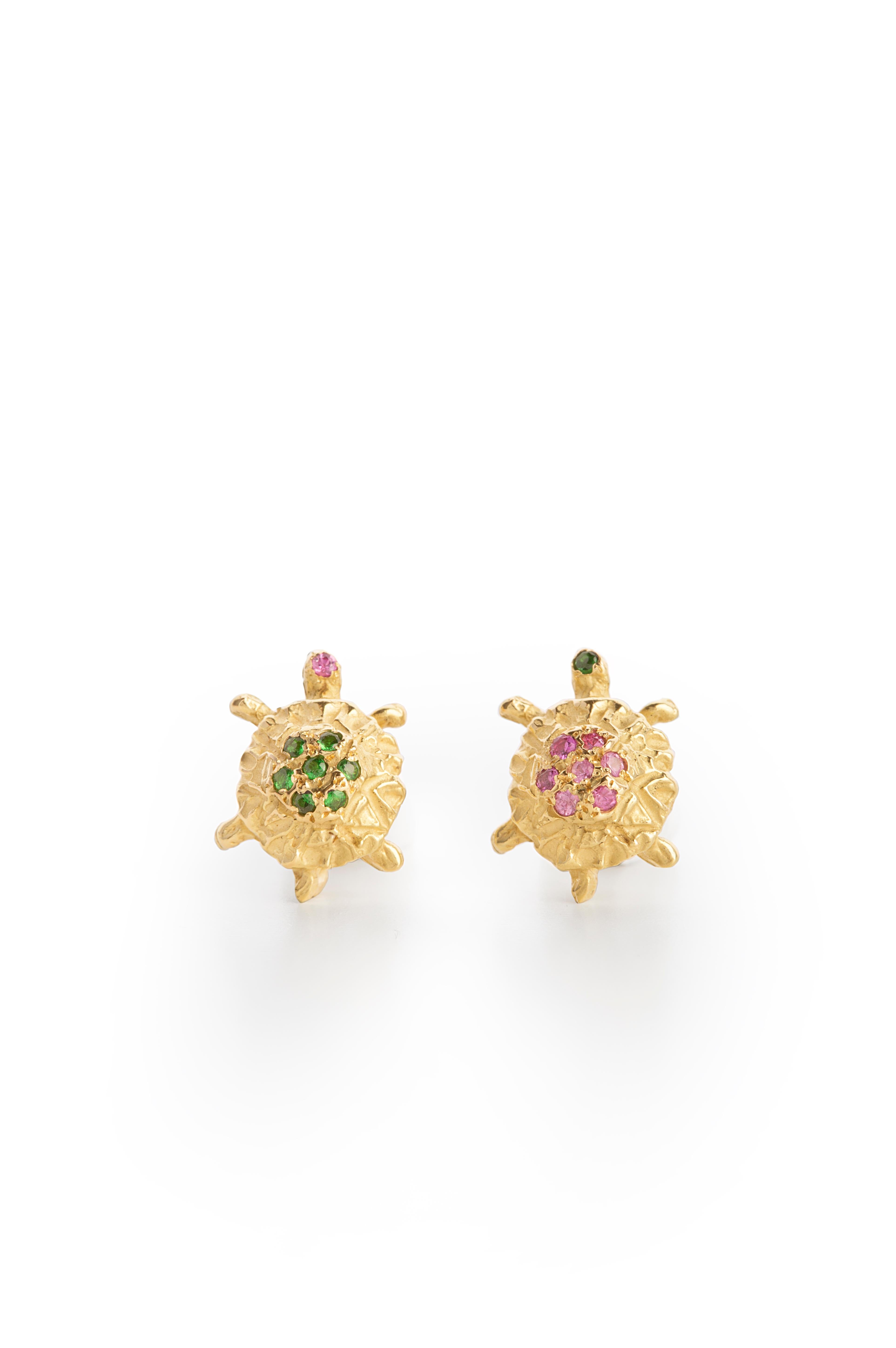18 Karat Gold Green Tsavorite Pink Tourmaline Wise Turtle Hammered Stud Earrings For Sale 3