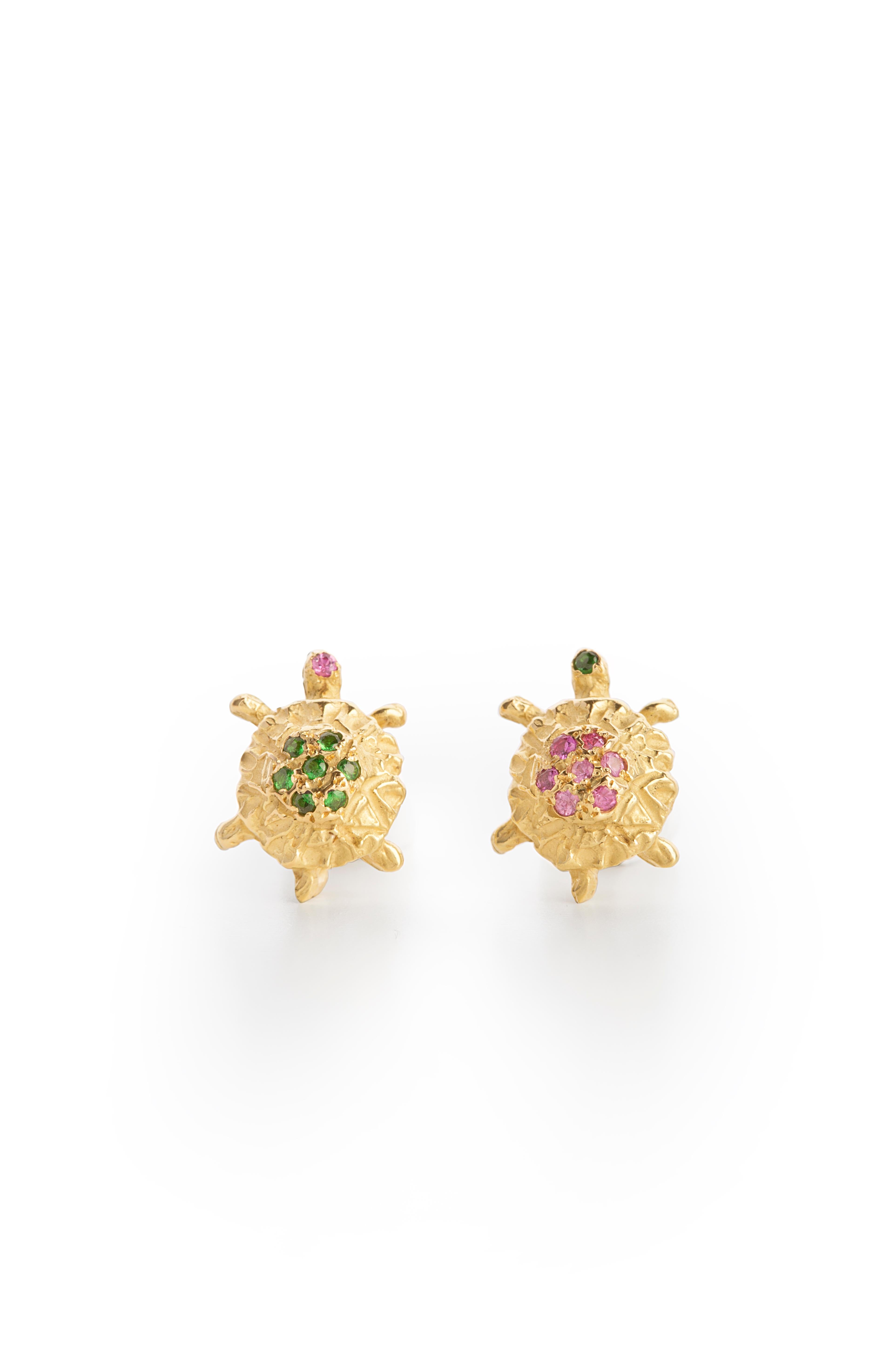 Orecchini in oro 18 carati con tsavorite verde, tormalina rosa, tartaruga e martellato in vendita 1