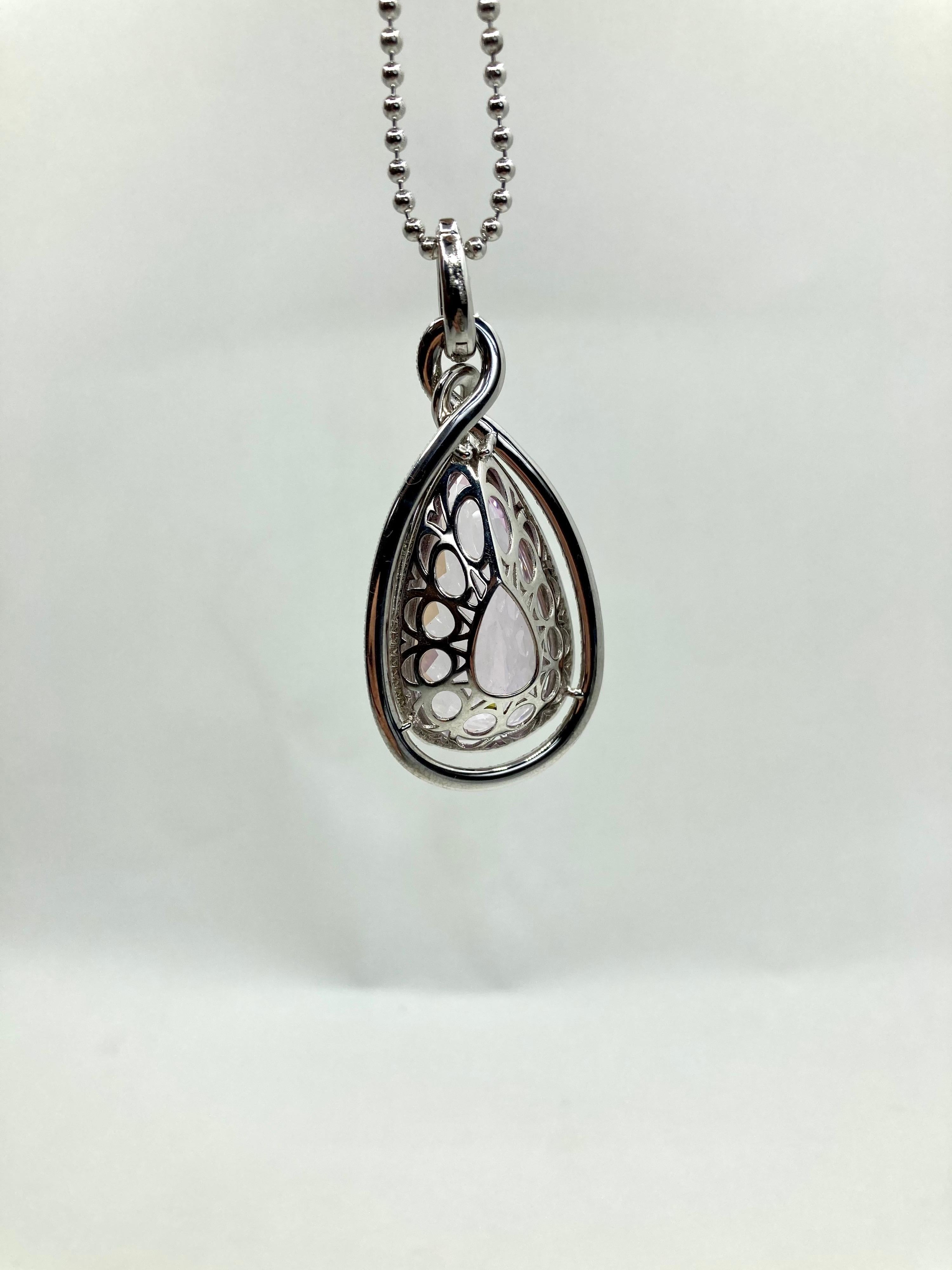 18 Karat White Gold Pear Shape Kunzite and Diamond Pendant Necklace In New Condition For Sale In Valenza, IT
