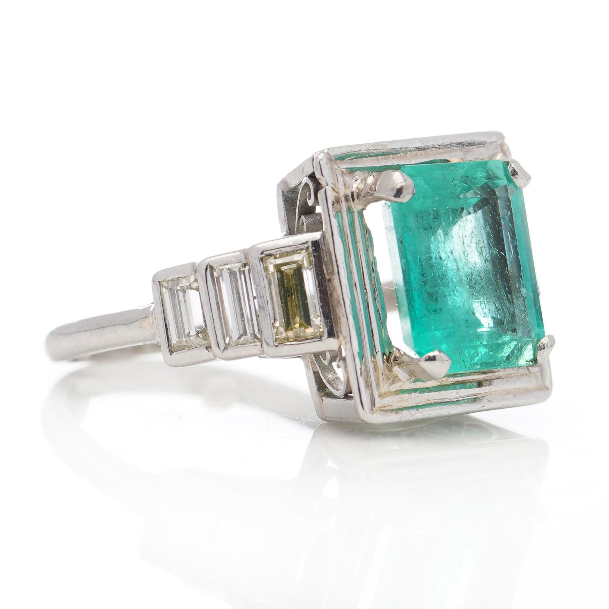 18 Karat Gold Ladies Ring with Natural 4.20 Carat Colombian Emerald and Diamonds For Sale 6