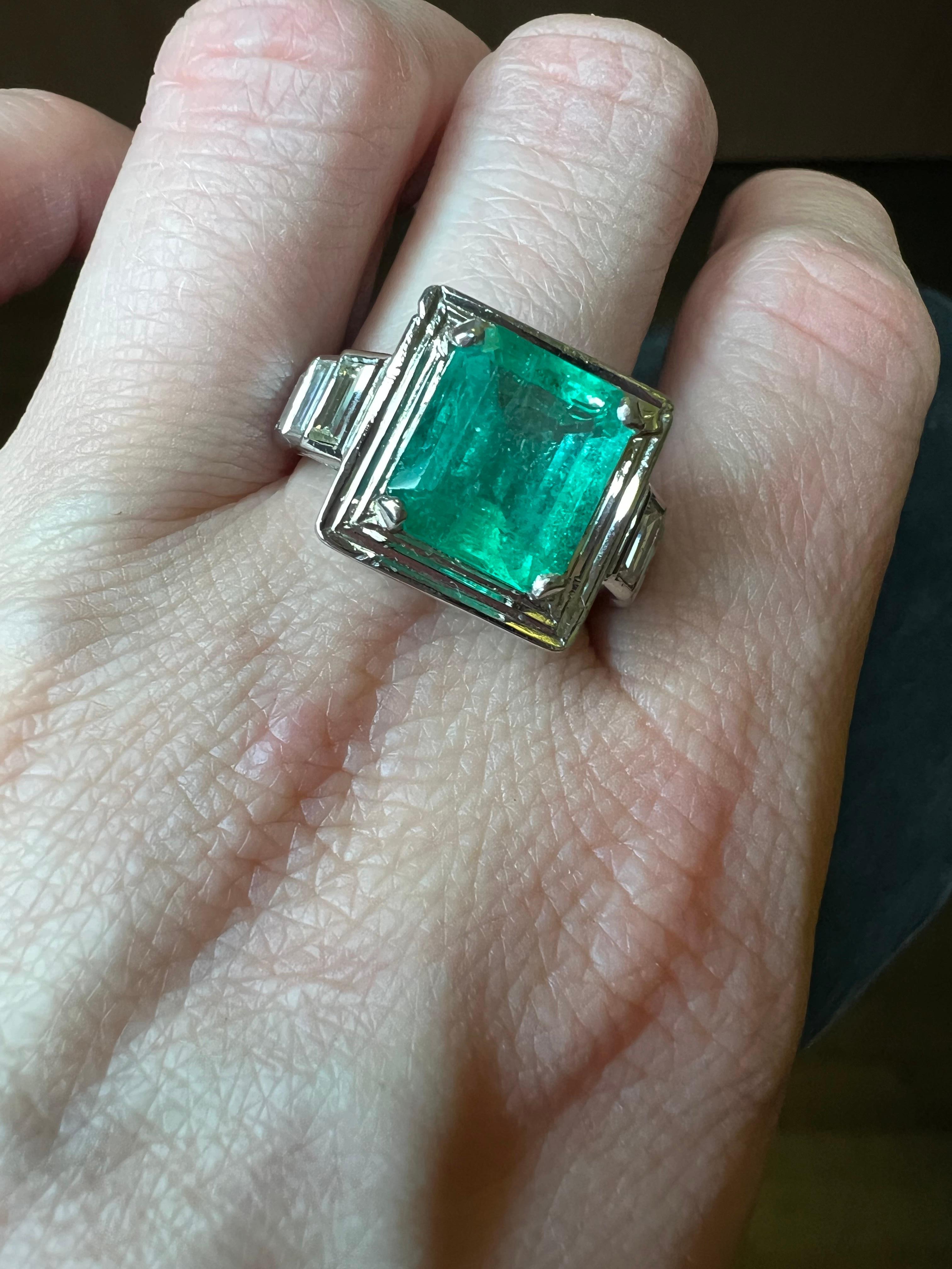 18kt white gold ladies ring with natural 4.20-carat Colombian emerald and diamonds.
Comes with GCS Certificate

Dimensions - 
Weight : 9.5 grams
Finger Size (UK) = O (US) = 7 1/2 (EU) = 55 1/4
Size : 3.9 x 2.3 x 1.5 cm

Emerald - 
Cut :