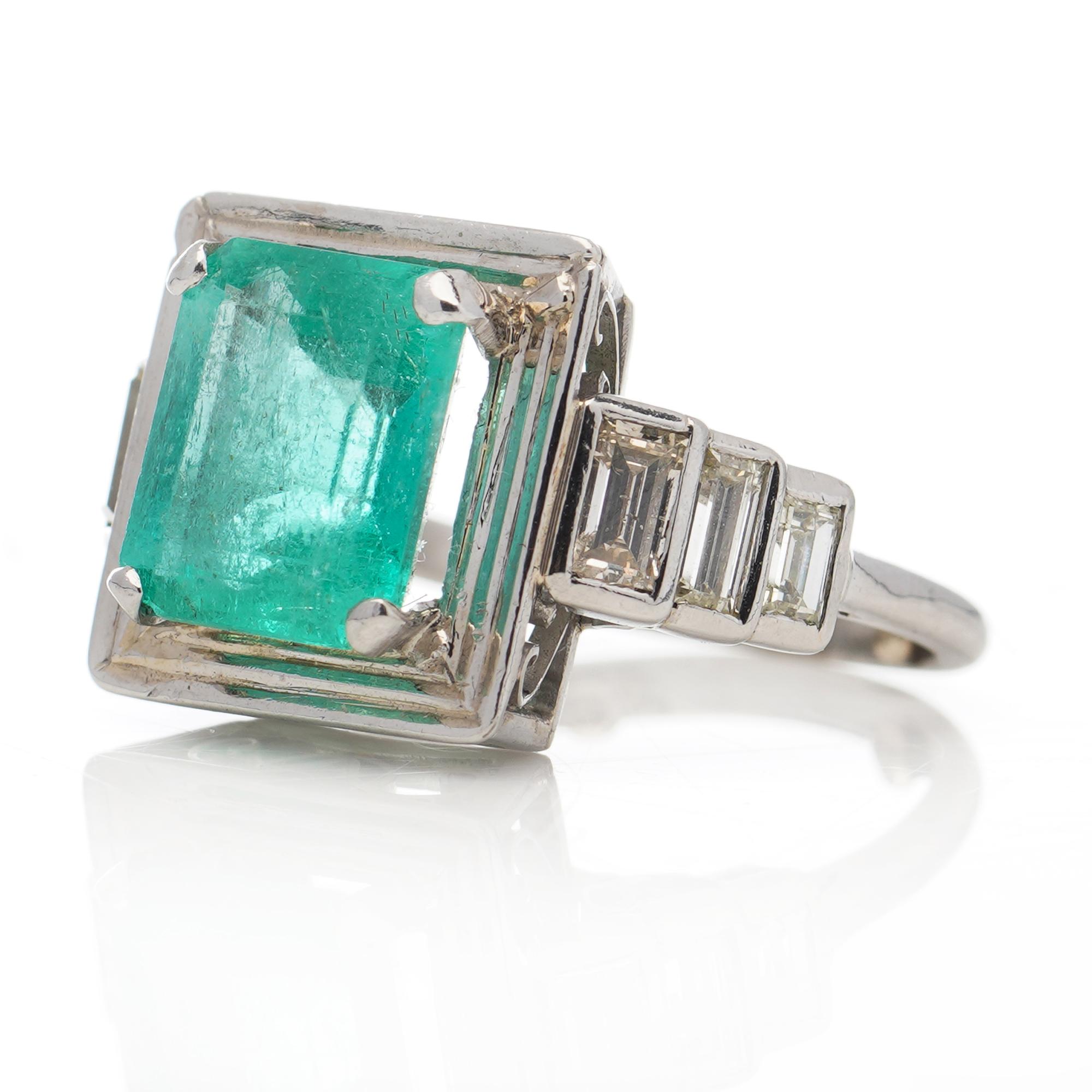 18 Karat Gold Ladies Ring with Natural 4.20 Carat Colombian Emerald and Diamonds In Good Condition For Sale In Braintree, GB
