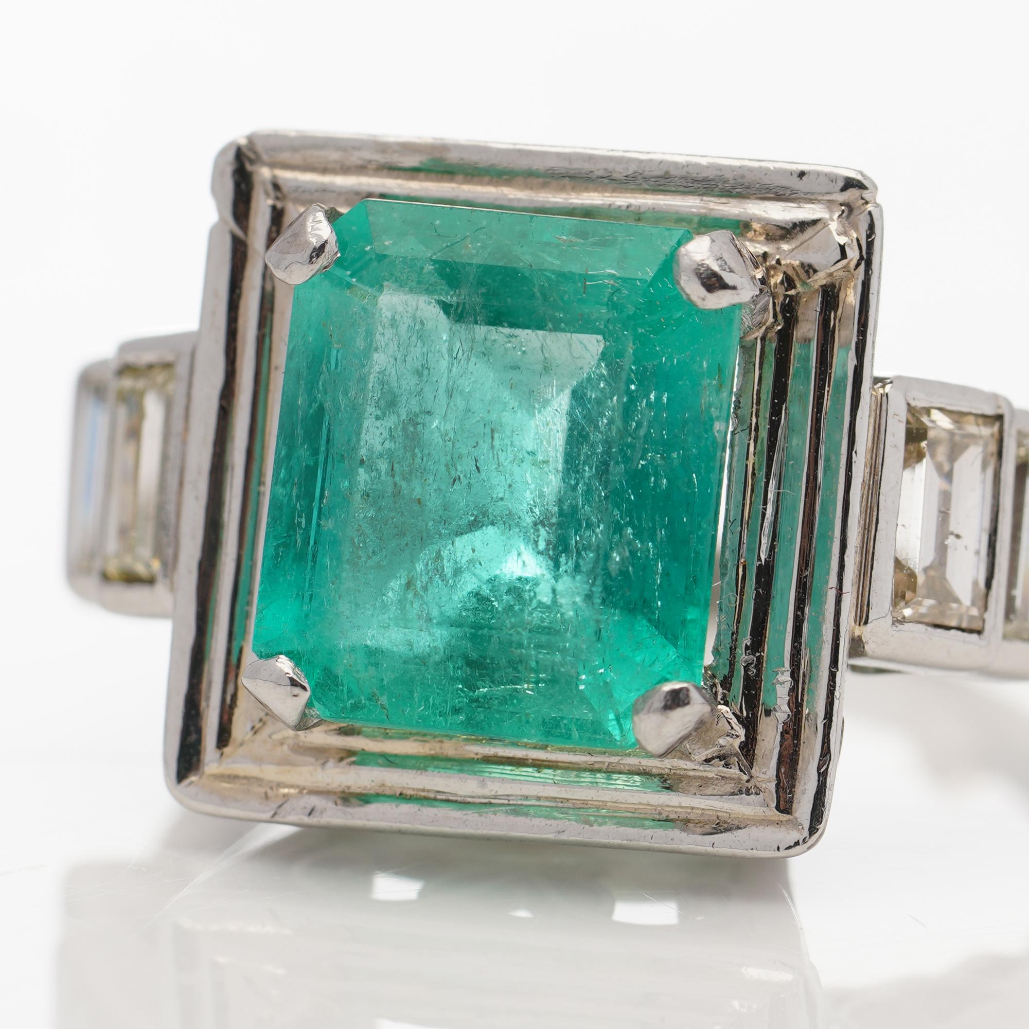 18 Karat Gold Ladies Ring with Natural 4.20 Carat Colombian Emerald and Diamonds For Sale 1
