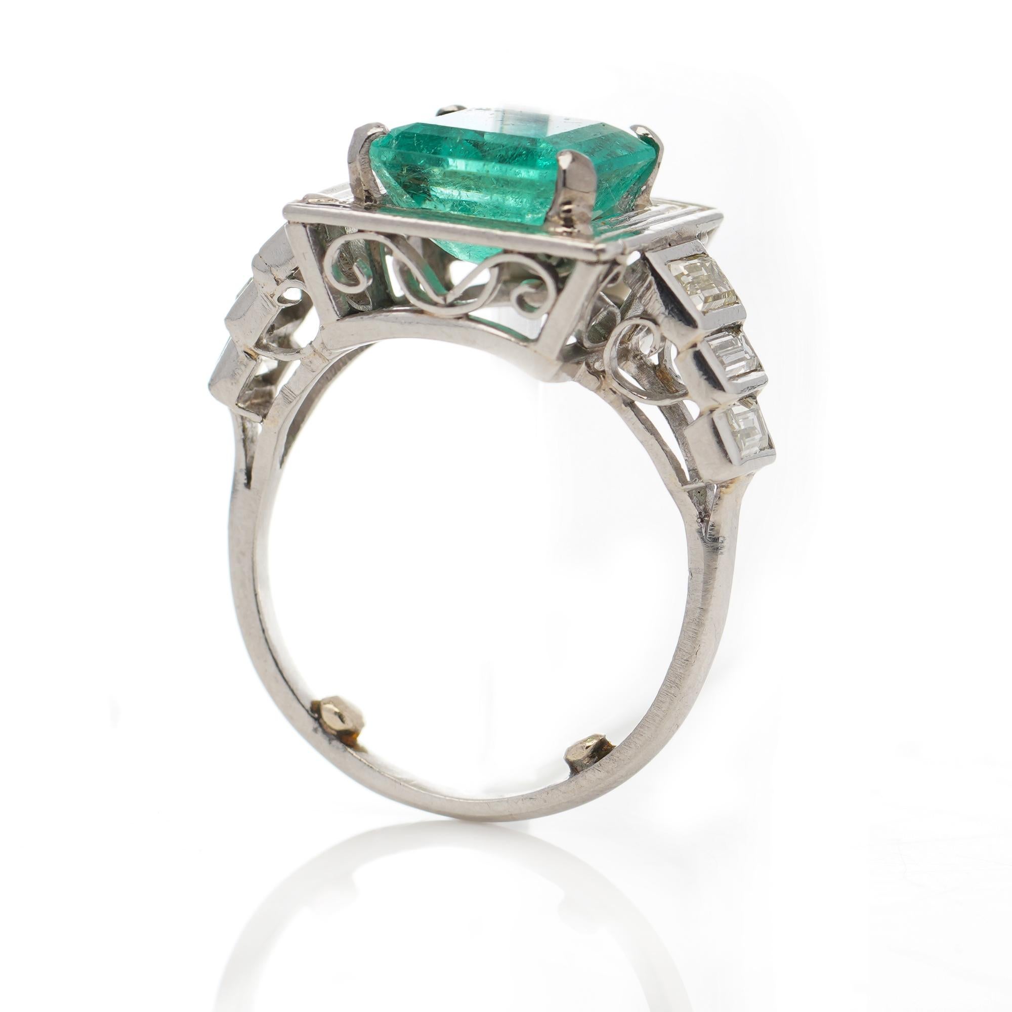 18 Karat Gold Ladies Ring with Natural 4.20 Carat Colombian Emerald and Diamonds For Sale 3