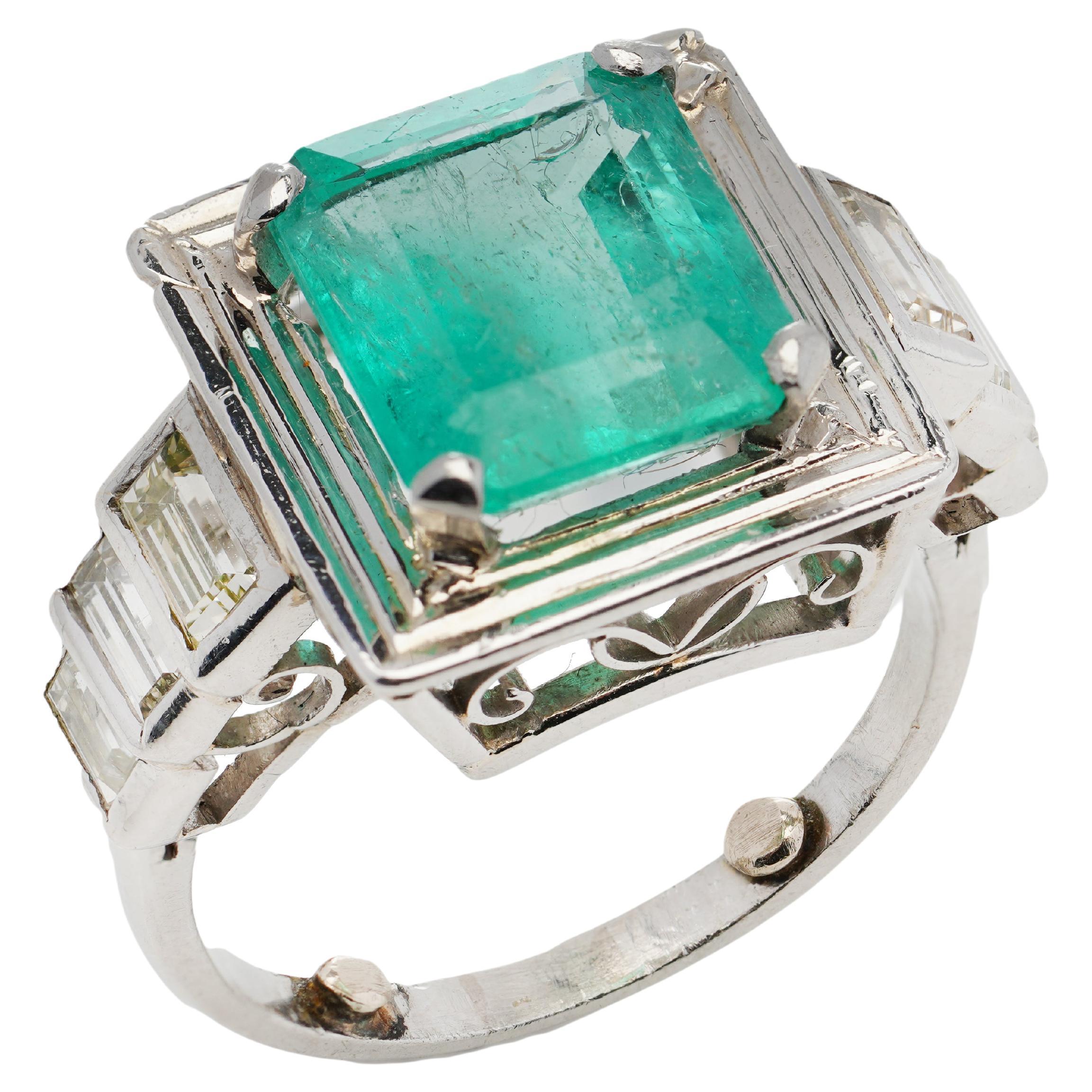 18 Karat Gold Ladies Ring with Natural 4.20 Carat Colombian Emerald and Diamonds For Sale