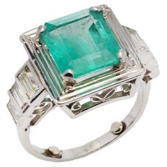 Vintage 18 Karat Gold Ladies Ring with Natural 4.20 Carat Colombian Emerald and Diamonds