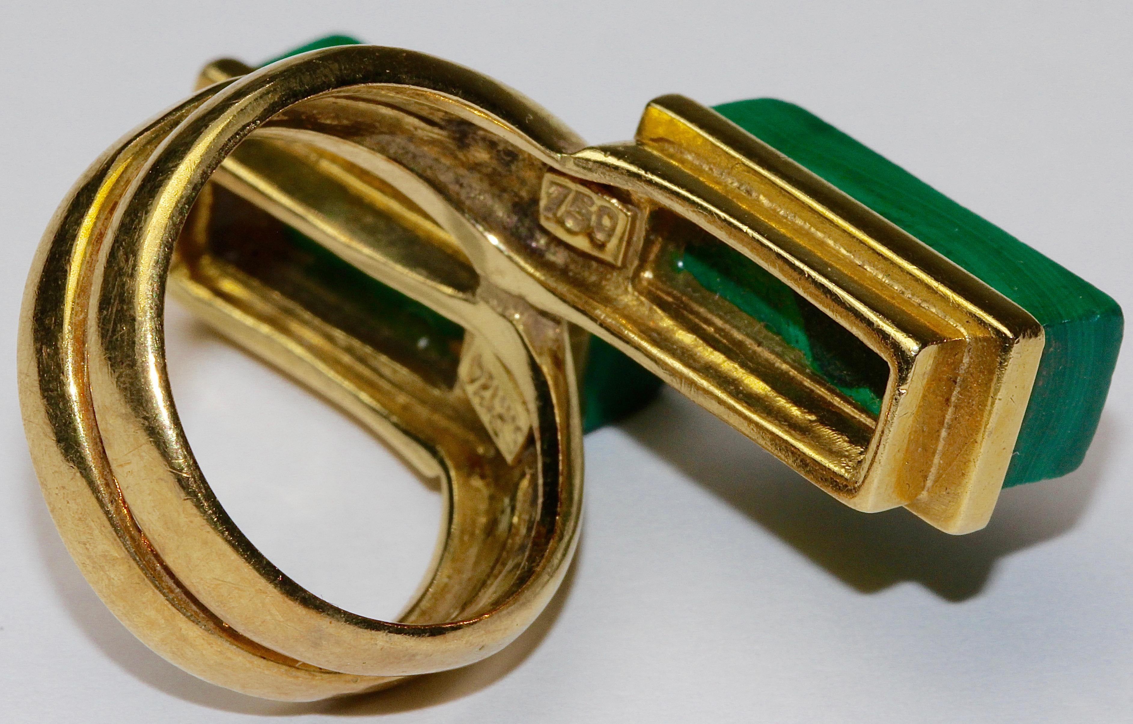 18 Karat Gold Ladies Ring with Two Malachite In Good Condition For Sale In Berlin, DE