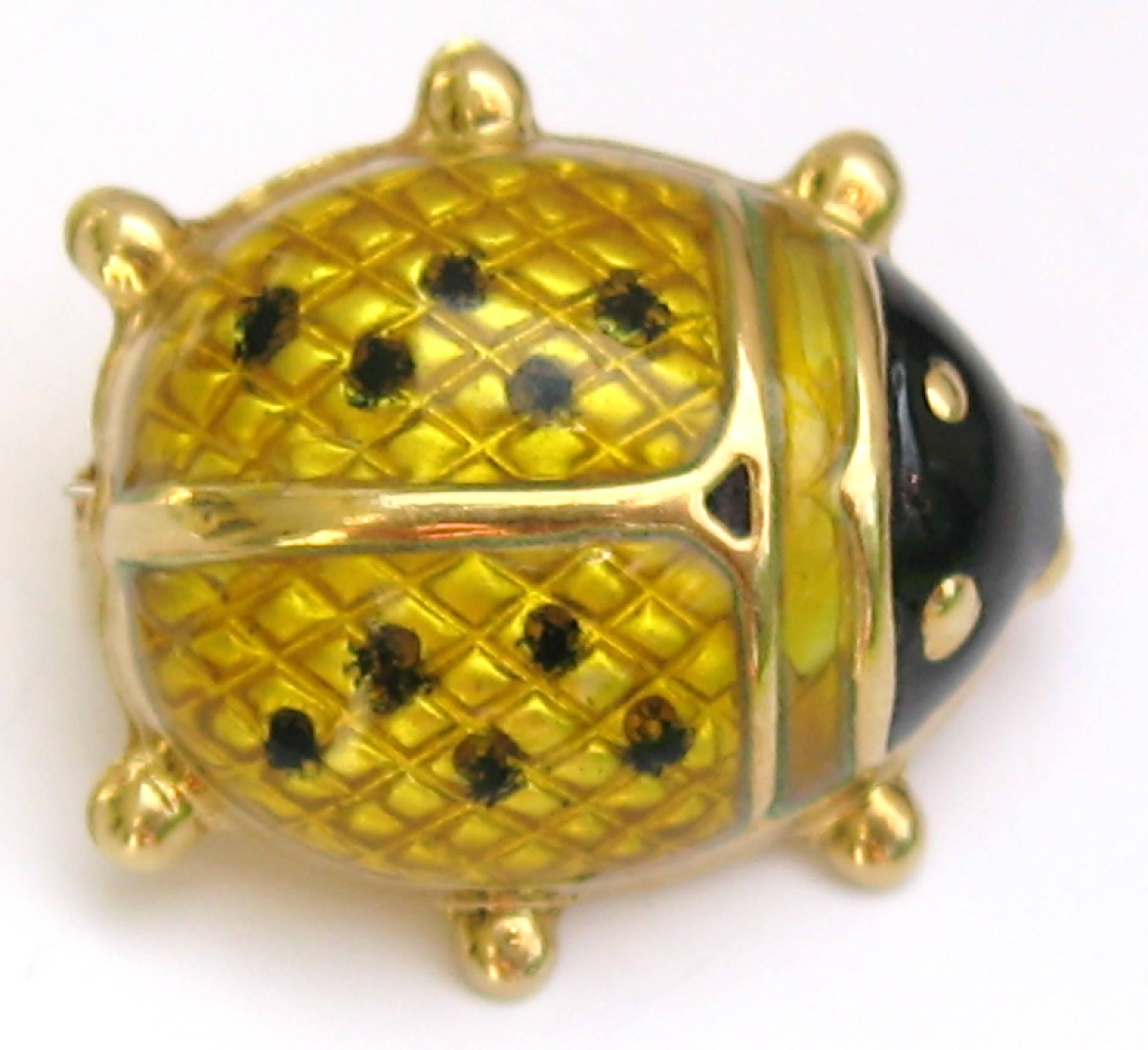 Cette petite coccinelle est tellement adorable ! or jaune et émail noir 18 carats, poinçonné en Italie. Le dos de l'épingle est en état de marche. Je ne vois aucune perte d'émail. Mesurant approximativement 20 mm .78 in x 19.25 mm .76 in.  Il s'agit