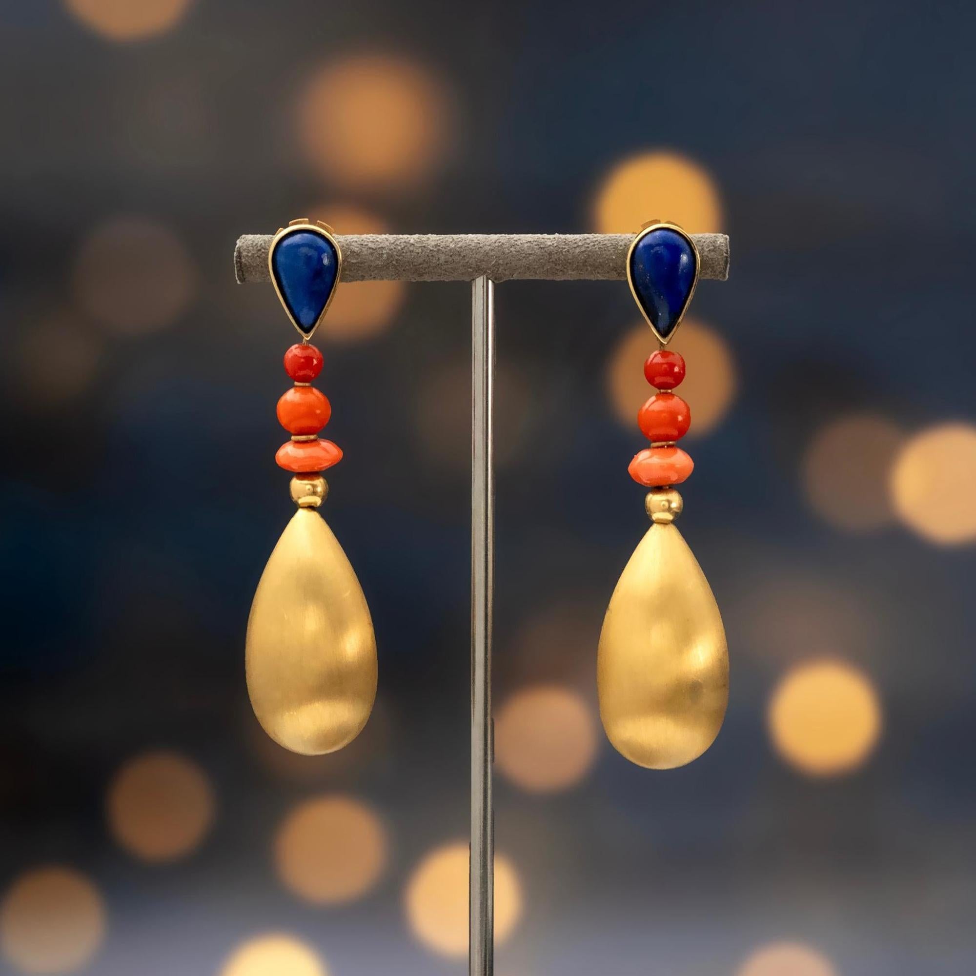 Contemporaneo Orecchini a goccia in oro 18 carati con lapislazzuli e corallo in vendita