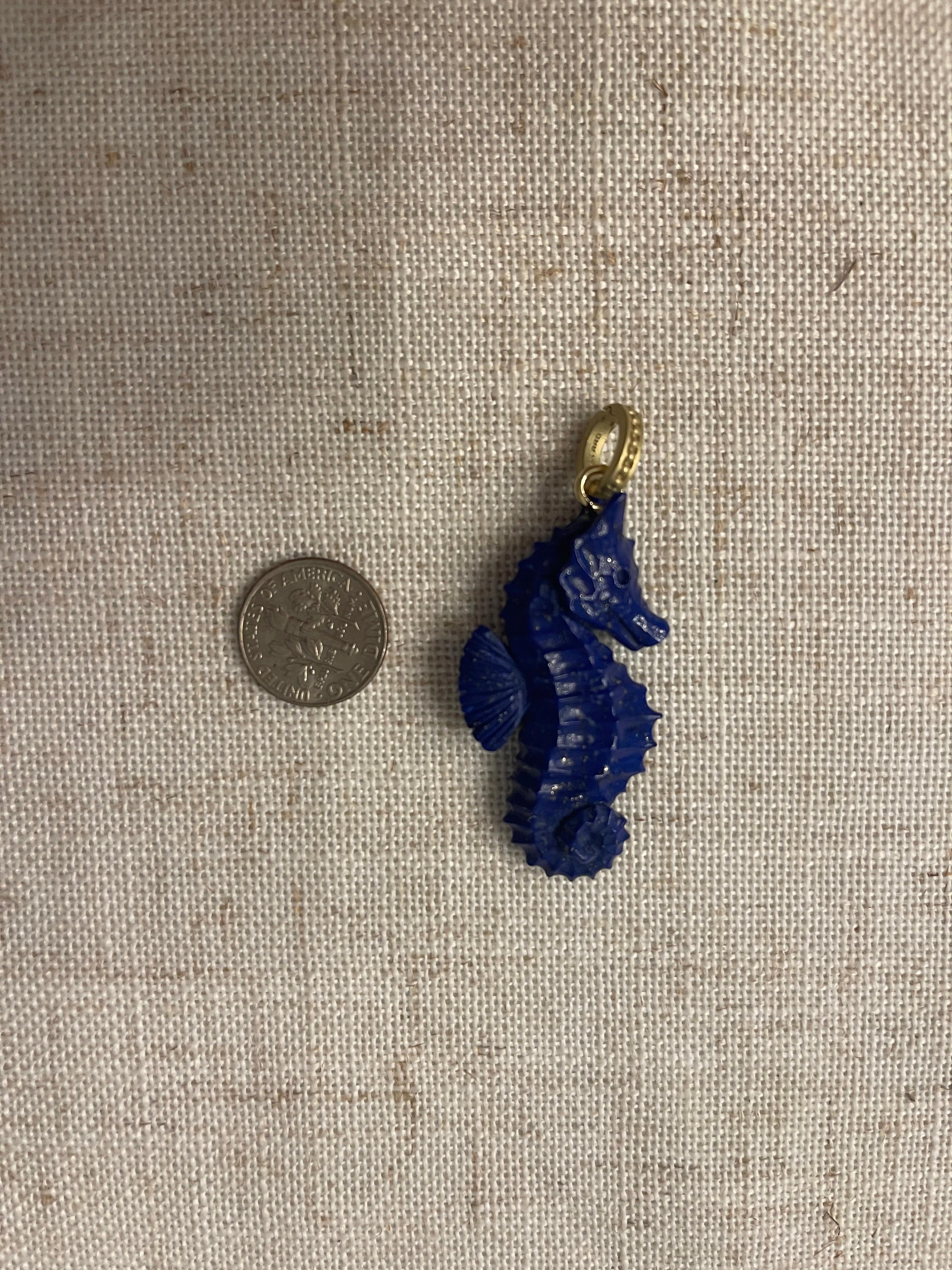 Dies ist ein handgeschnitztes doppelseitiges Lapislazuli-Seepferdchen, geschnitzt von einem Idarer Obersteiner Schnitzermeister.