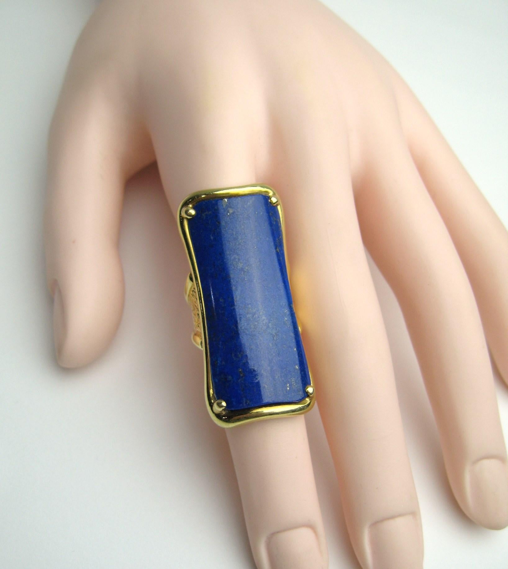 Bague rectangulaire moderniste en or 18 carats et lapis-lazuli en vente 4
