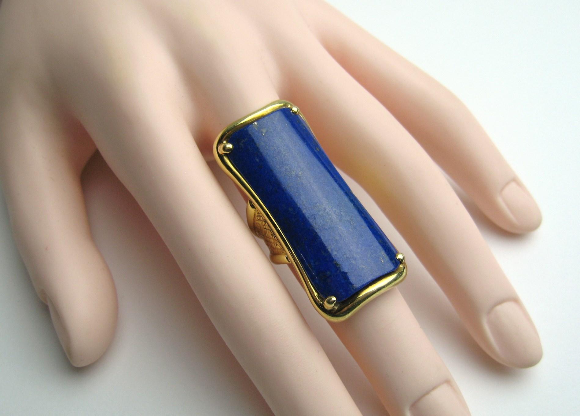 18 Karat Gold Lapis Lazuli Ring Modernist Rectangle  For Sale 2