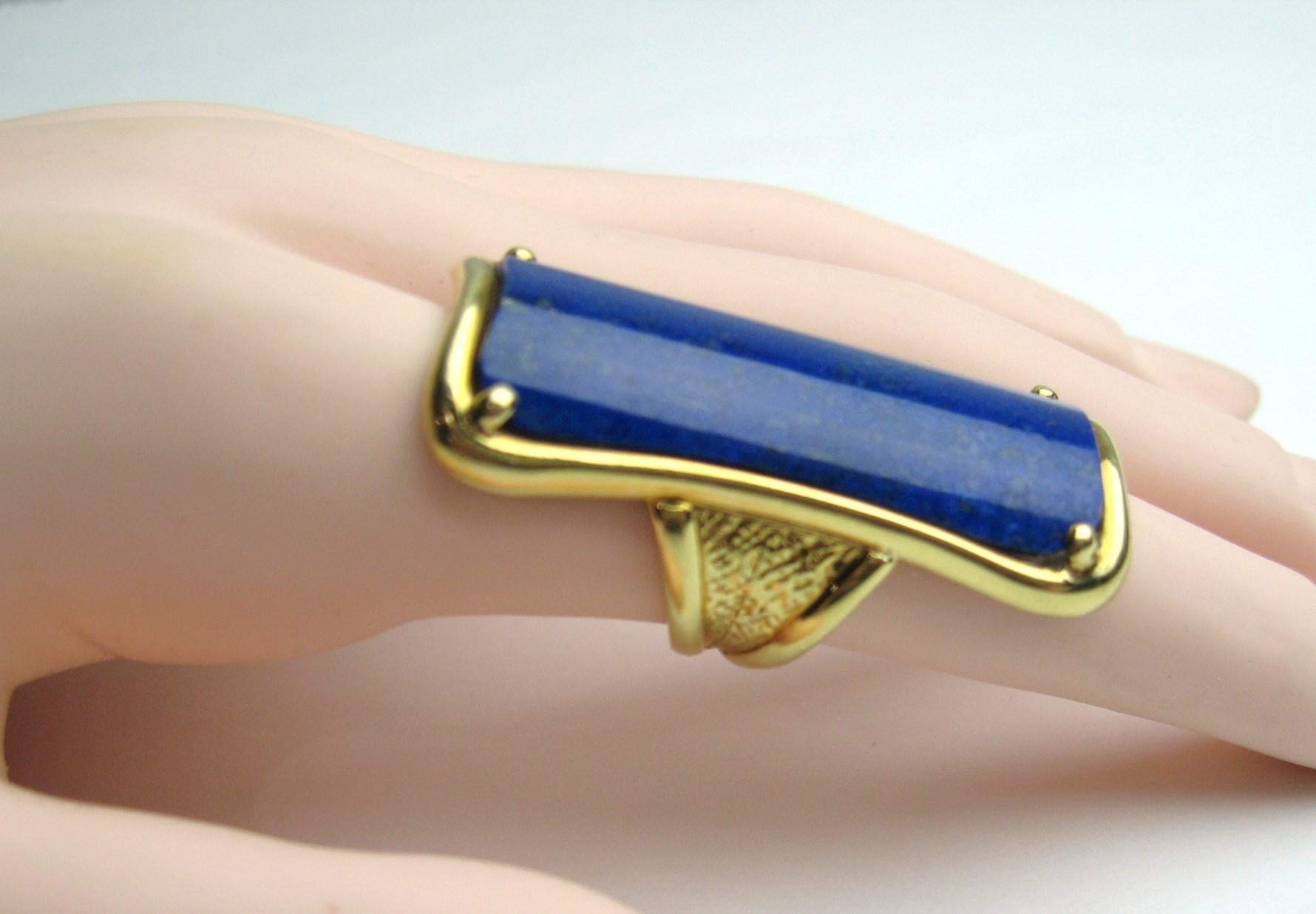 18 Karat Gold Lapis Lazuli Ring Modernist Rectangle  For Sale 3