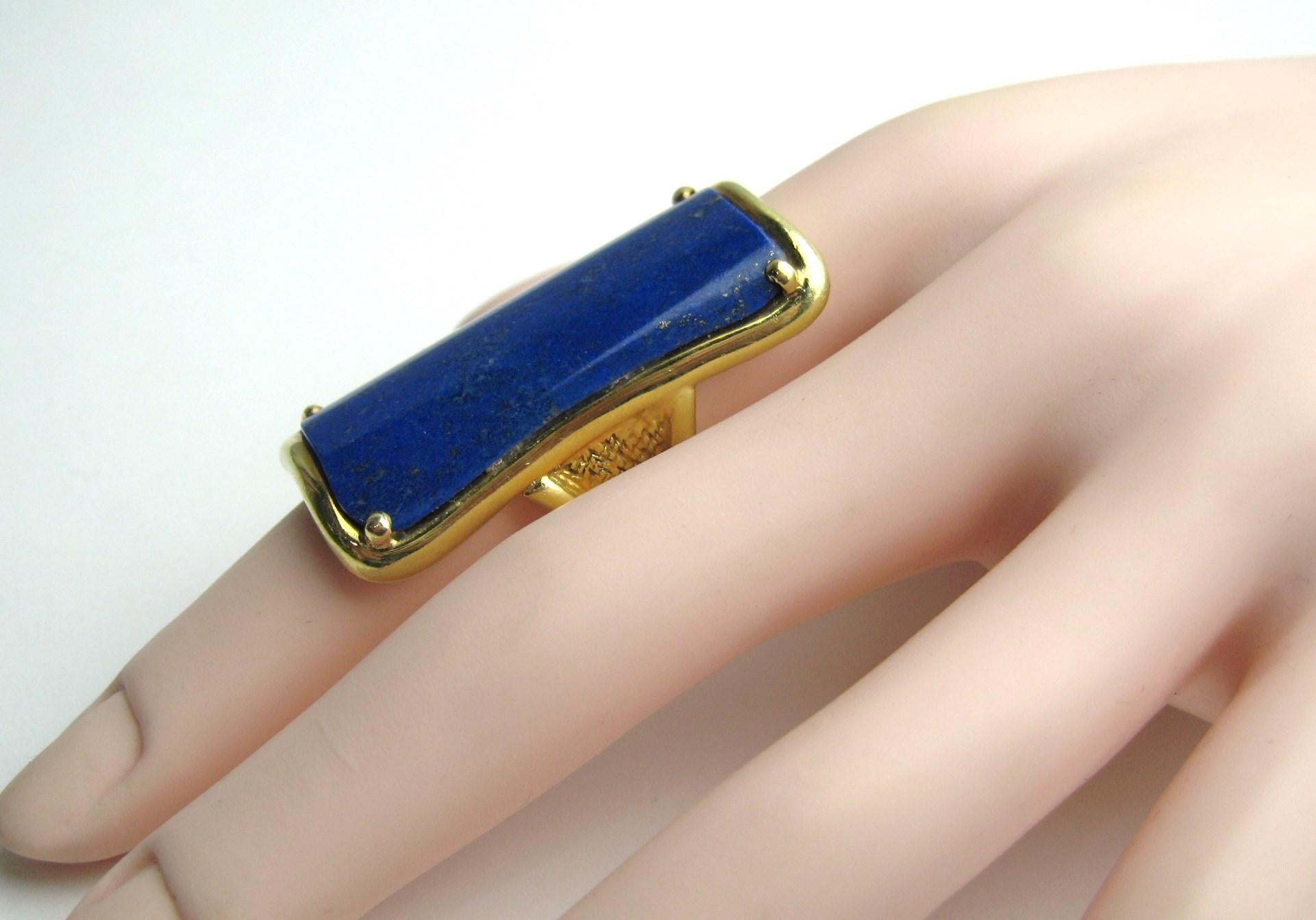 18 Karat Gold Lapis Lazuli Ring Modernist Rectangle  For Sale 4