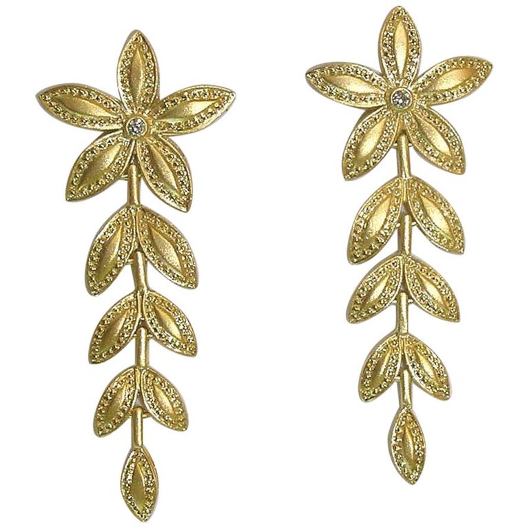 18 Karat Gold Leaf Pattern Earrings with Diamonds For Sale at 1stDibs