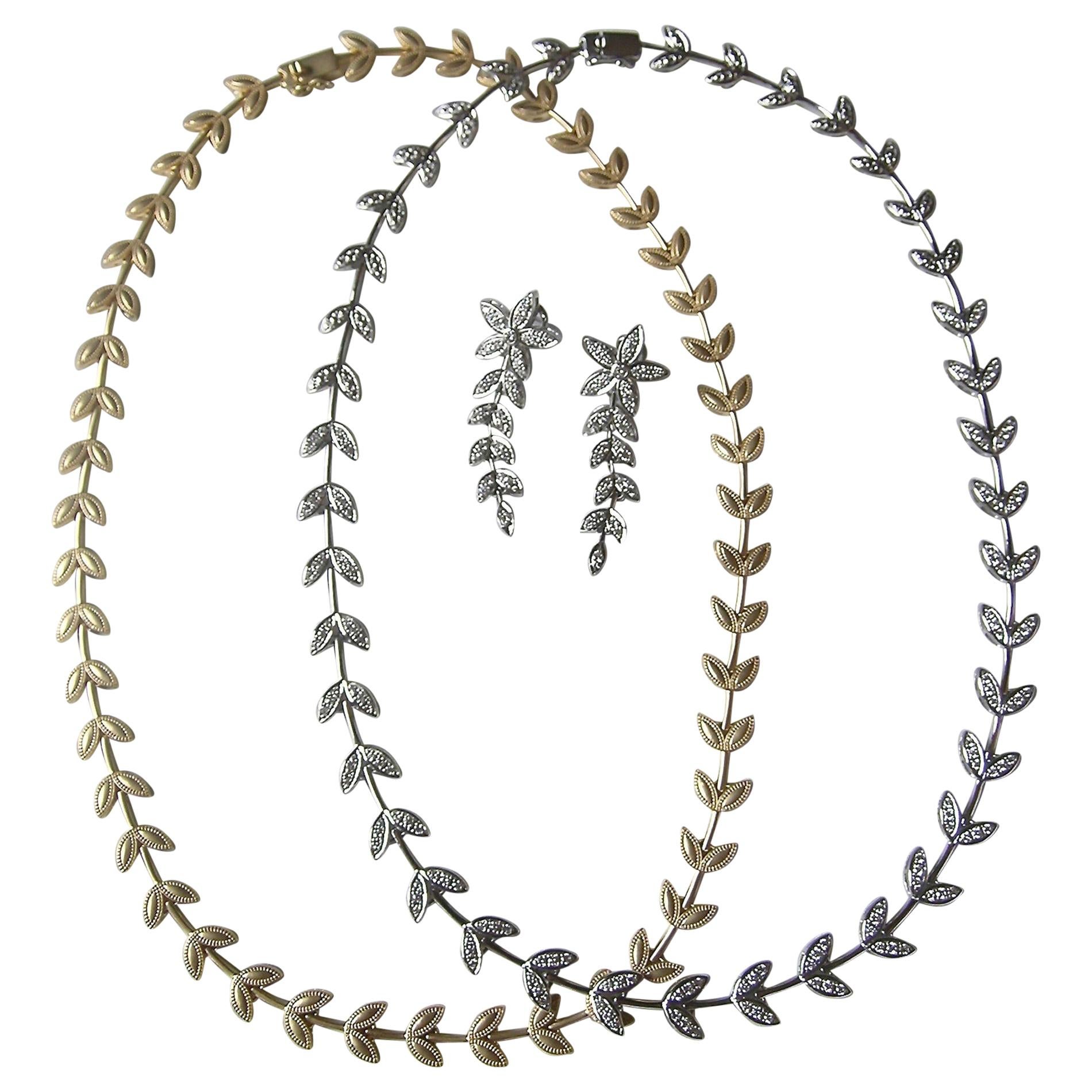 18 Karat Gold Leaf Pattern Necklace For Sale
