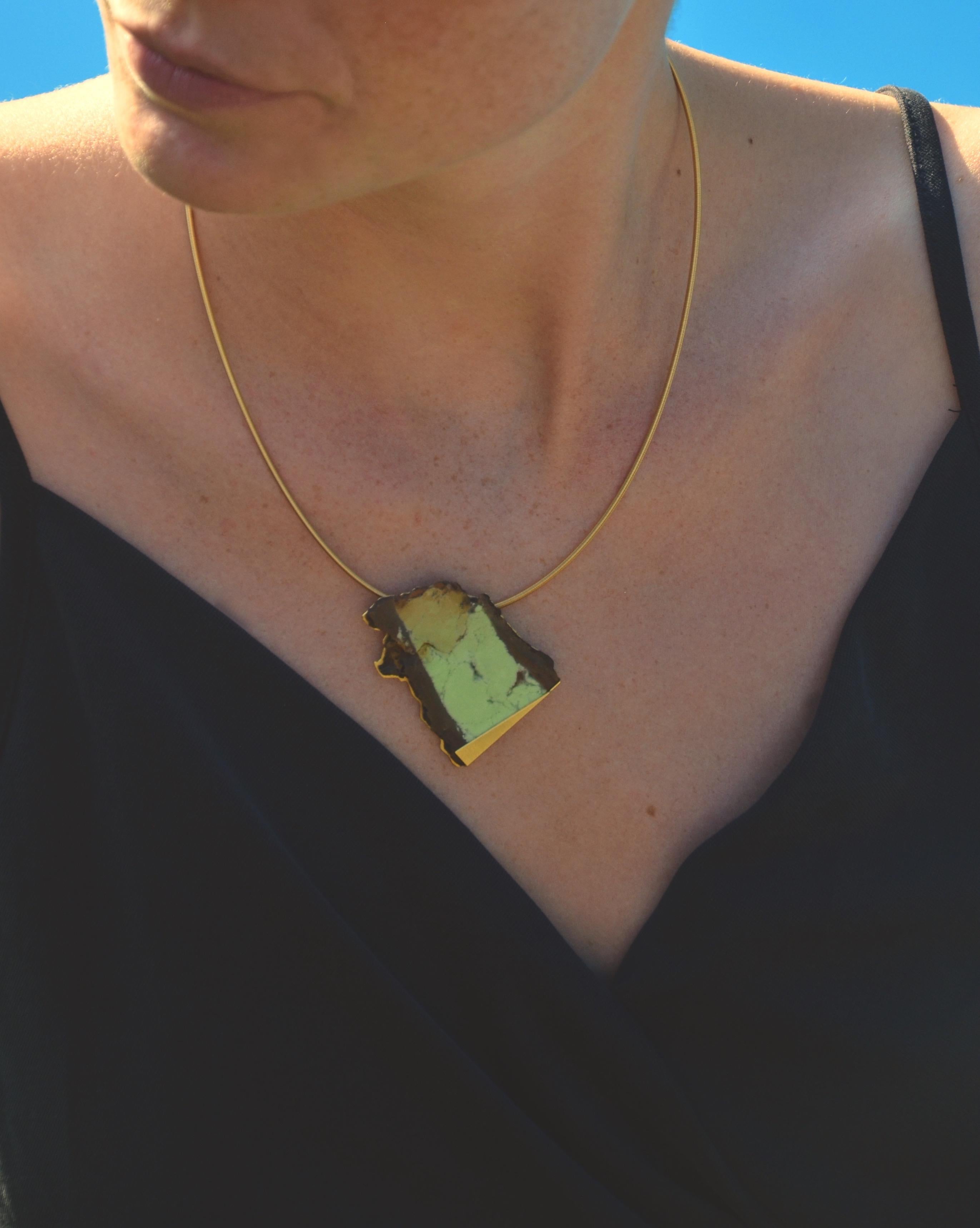 18 karat Gold Lemon Chrysoprase Pendant.

Following the natural shape of this gemstone, Arno Schneider created a descreet gold setting that underlines its structrure and is only visible from the side angles, leaving the attention to the natural