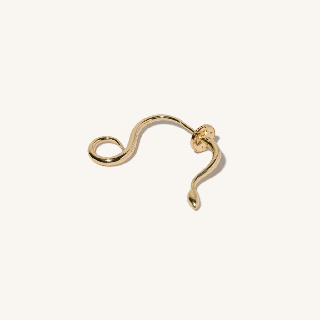 Zodiac inspired items are special items that have long been said to be auspicious. MILAMORE's zodiac motif earrings take form in 18 karat to create an abstract shape that looks good on everyone. With a 360-degree design that differs depending on the