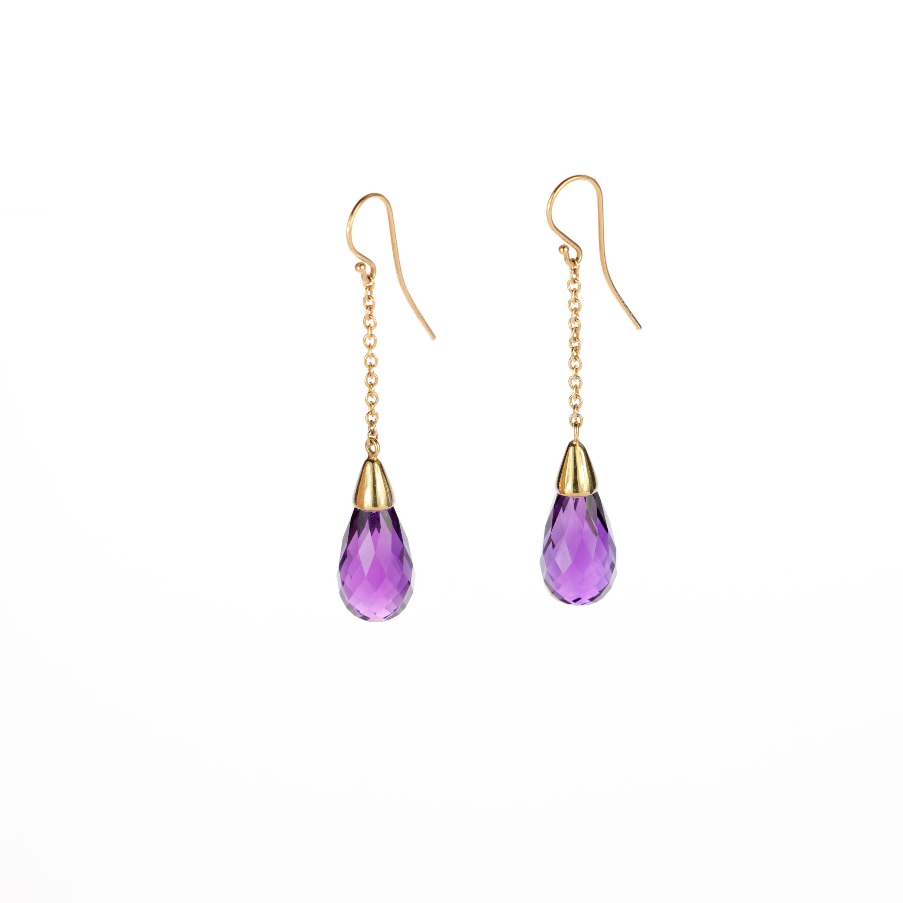Immerse yourself in a princess fairy tale with this deep purple briolette 32 carats amethyst tears sustained in a dangle and drop design by a 18 karat yellow delicate gold chain. These pieces are for daring women, lovers of color and shapes. 
 
This