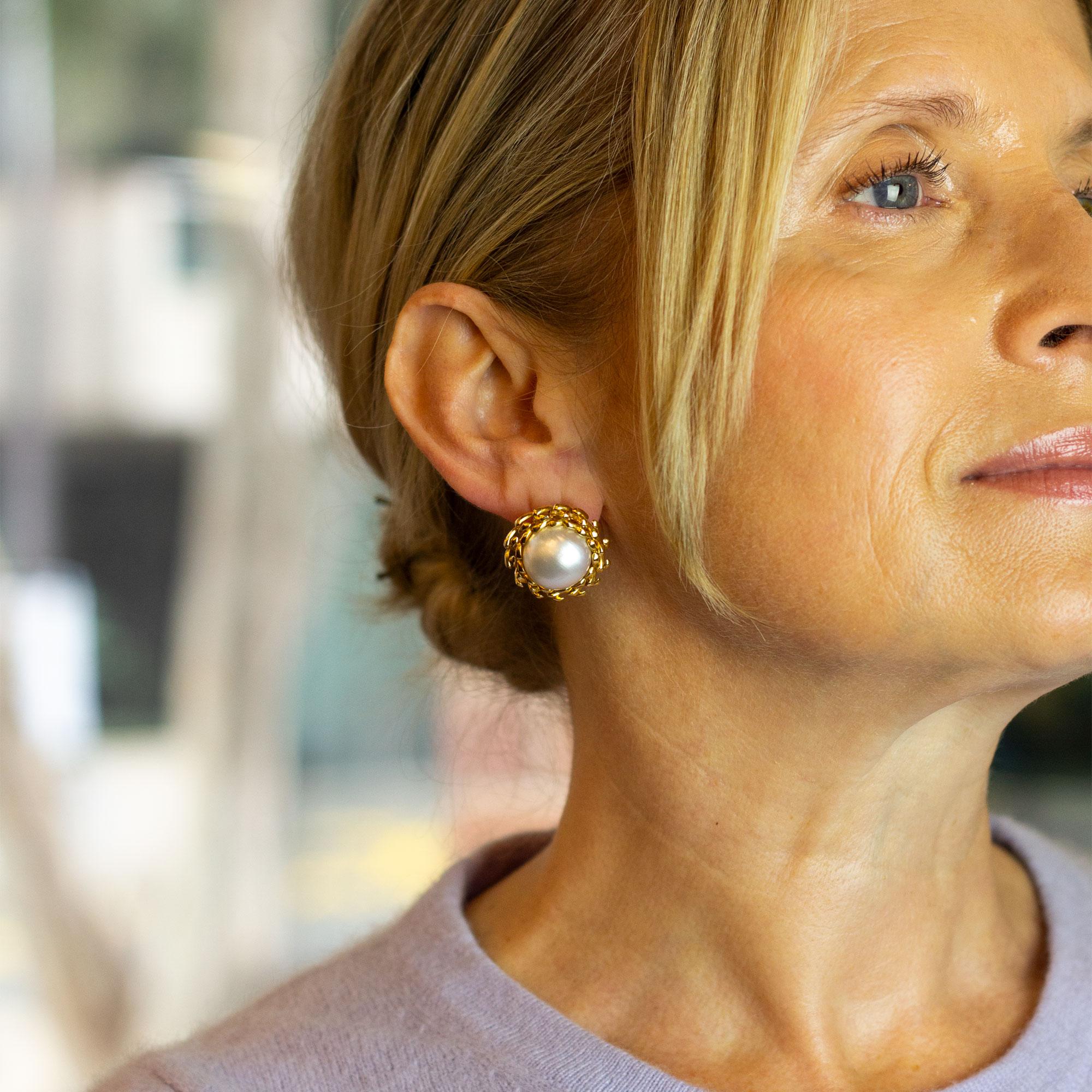 Ein hochwertiges Paar Ohrringe aus 18 Karat Gold und Mabe-Perlen. Das Paar ist aus 18-karätigem Gelbgold im Stil eines geflochtenen Kranzes gefertigt, in dessen Mittelpunkt eine einzelne Cabochon-Mabe-Perle steht. Jeder Ohrring ist ein Bolzen, der