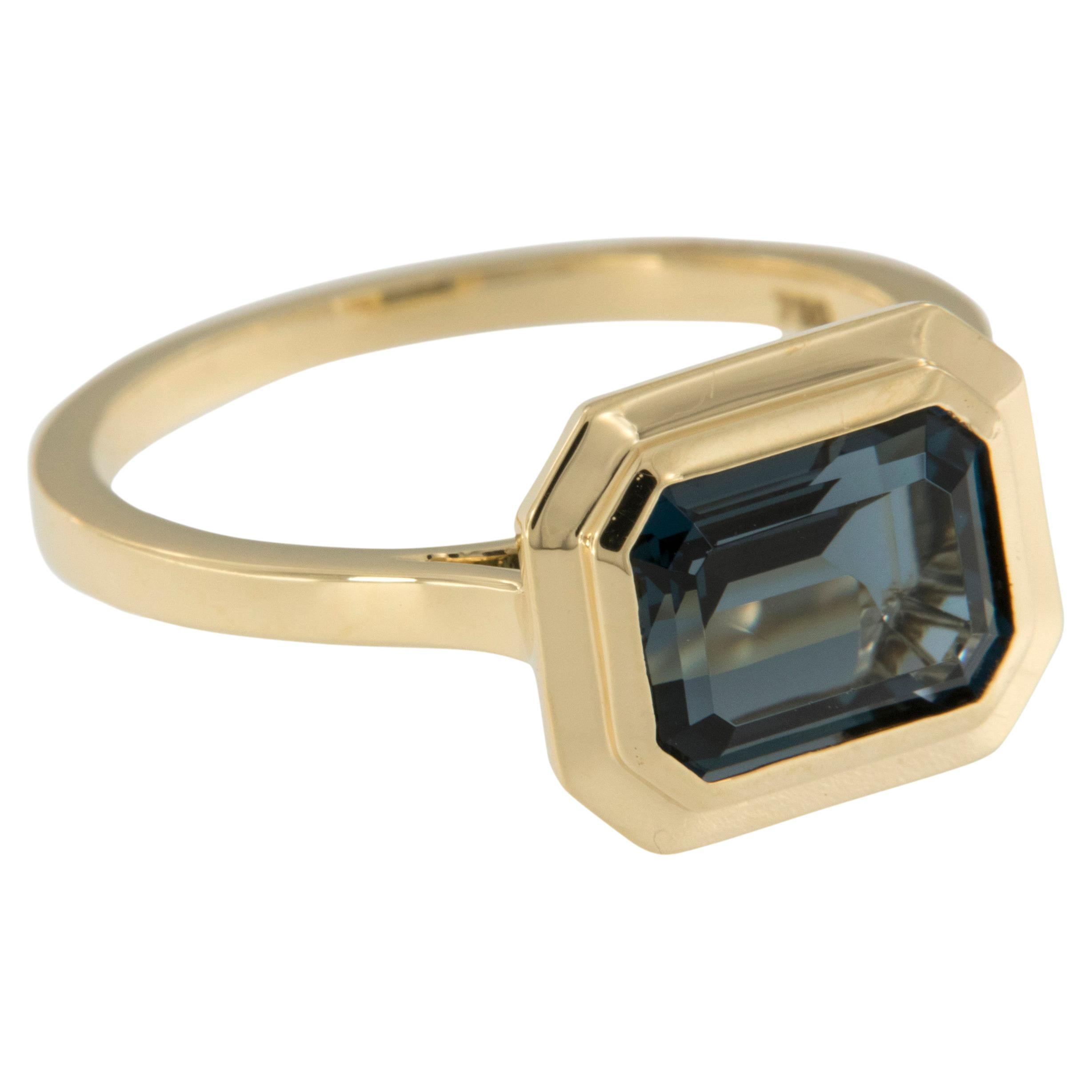 18 Karat Gold ""Manhattan Collection"" 2,75 Karat Londoner Blautopas-Ring von Goshwara im Angebot