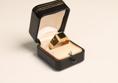 18 Karat Gold Men's Ring. Square Shaped Inlay Onyx Yellow Gold Fashion Ring