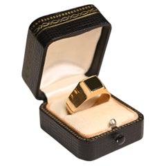 18 Karat Gold Men's Ring. Square Shaped Inlay Onyx Yellow Gold Fashion Ring
