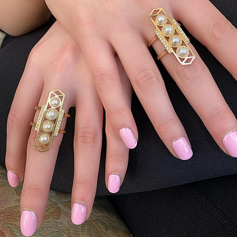 Contemporaneo Anello moderno in oro 18 carati con perle e diamanti in vendita