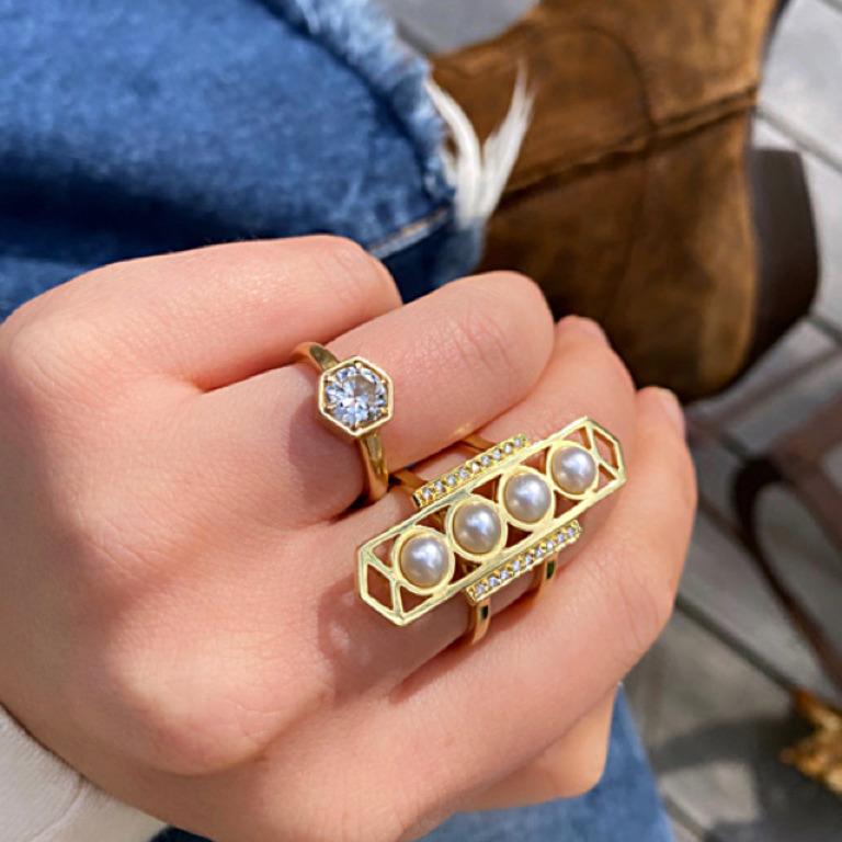 Taglio rotondo Anello moderno in oro 18 carati con perle e diamanti in vendita