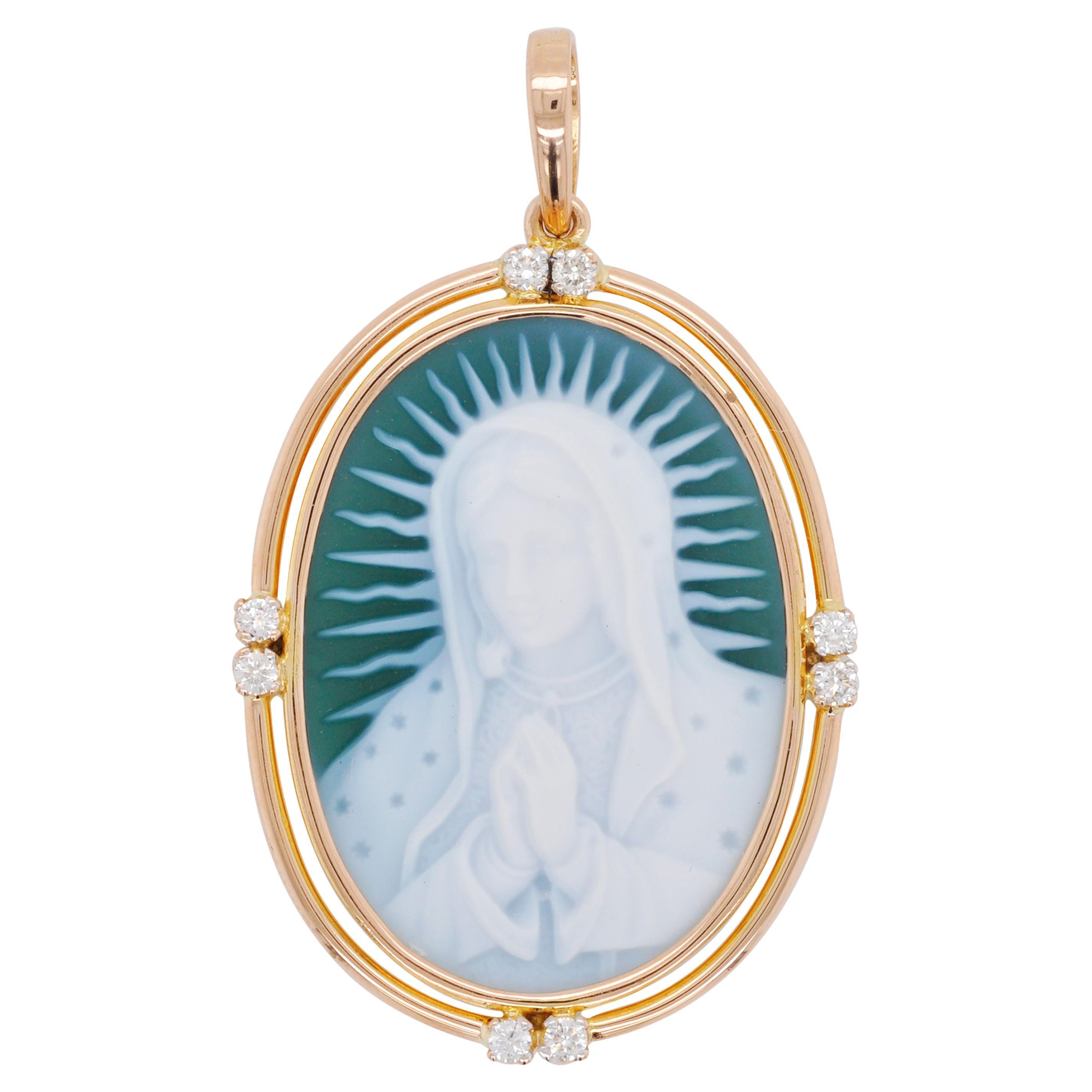 Collier pendentif camée en or 18 carats avec agate de la Mère Marie sculptée et diamants