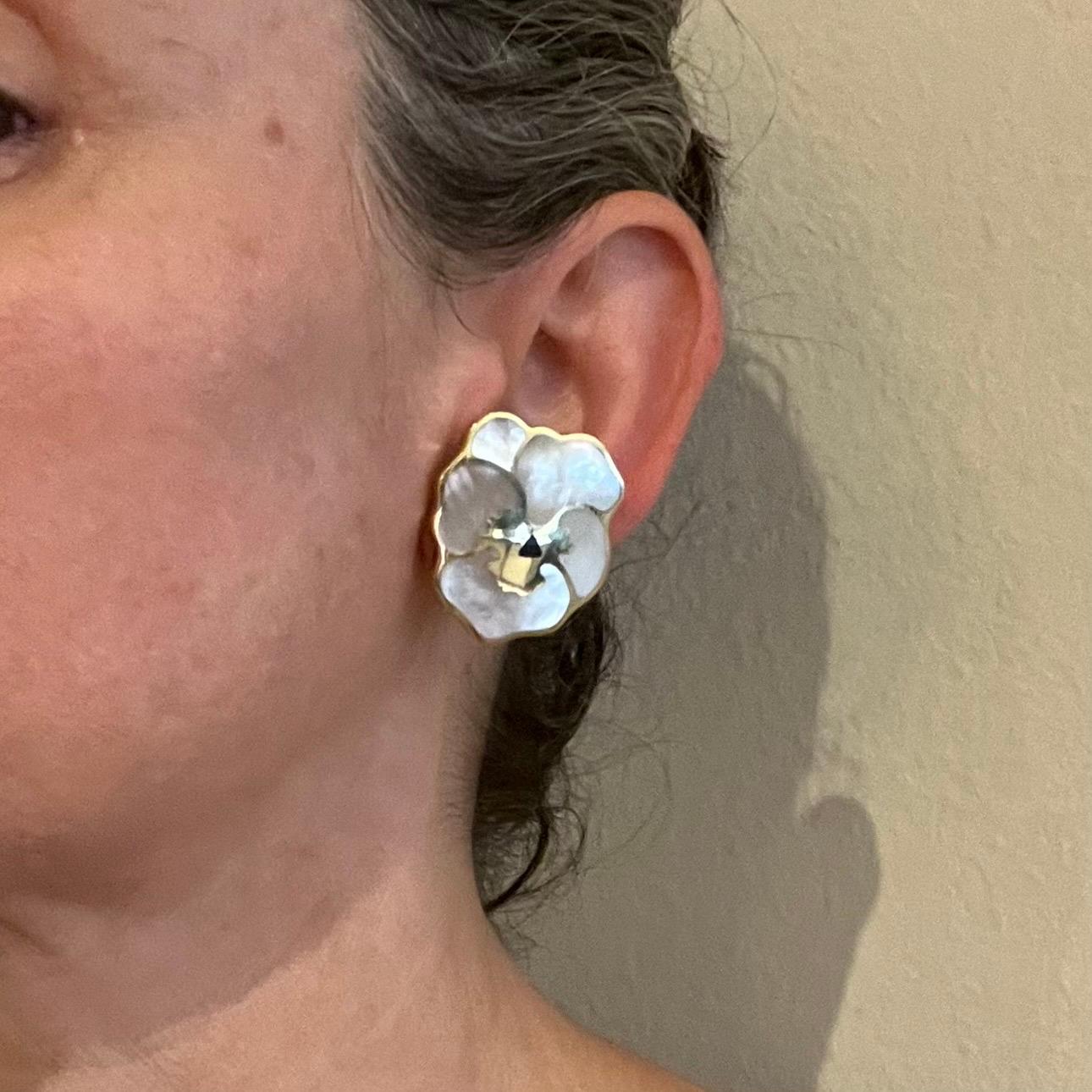 18 Karat Gold Perlmutt und Onyx Stiefmütterchen-Ohrringe von Tiffany & Co. (Gemischter Schliff) im Angebot