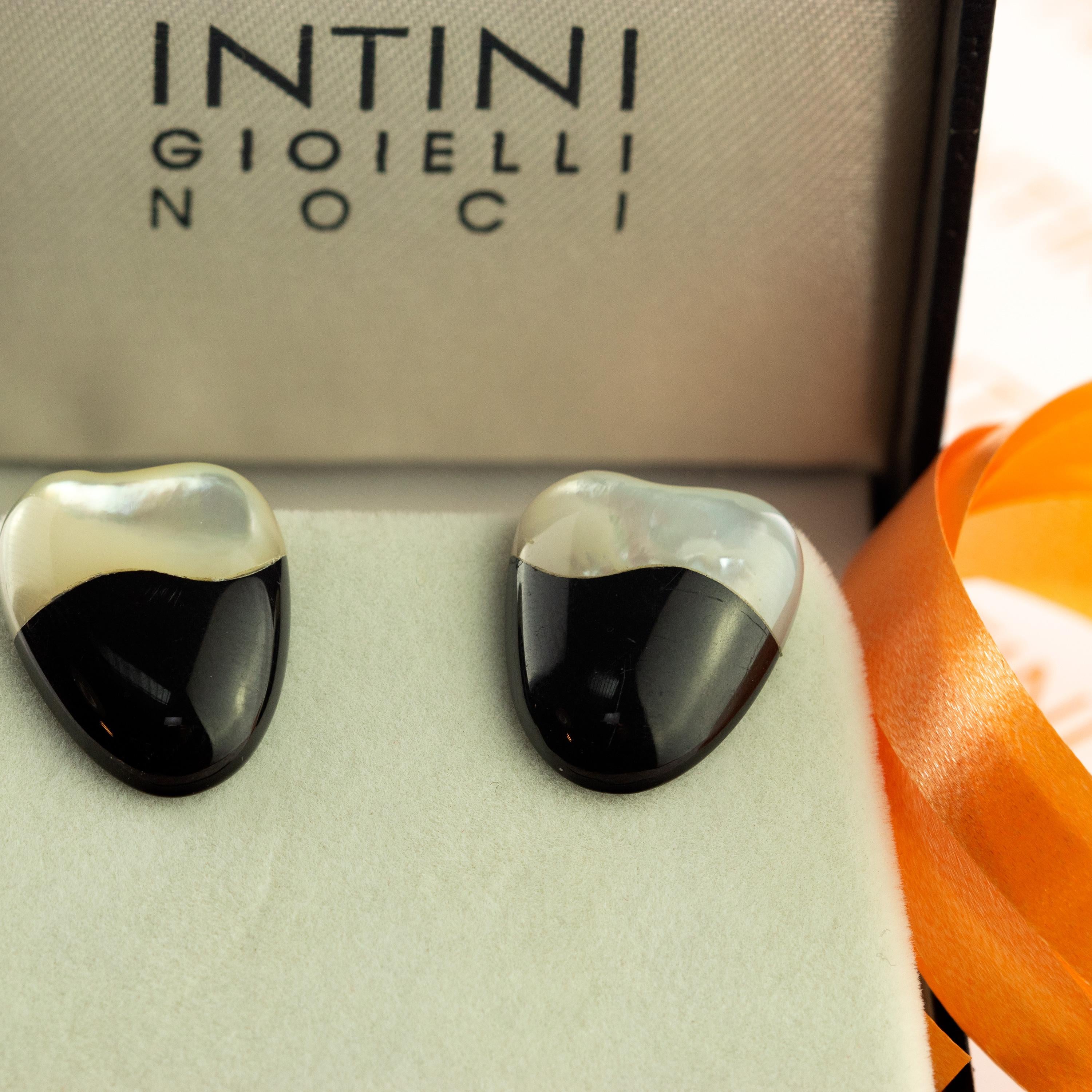Marvelous carved stud earrings. 28 carats natural mother of pearl and embellished with black agate. Evoking all the italian tradition resulting in a stunning masterpiece with an outstanding display of color and a high quality craftsmanship.
