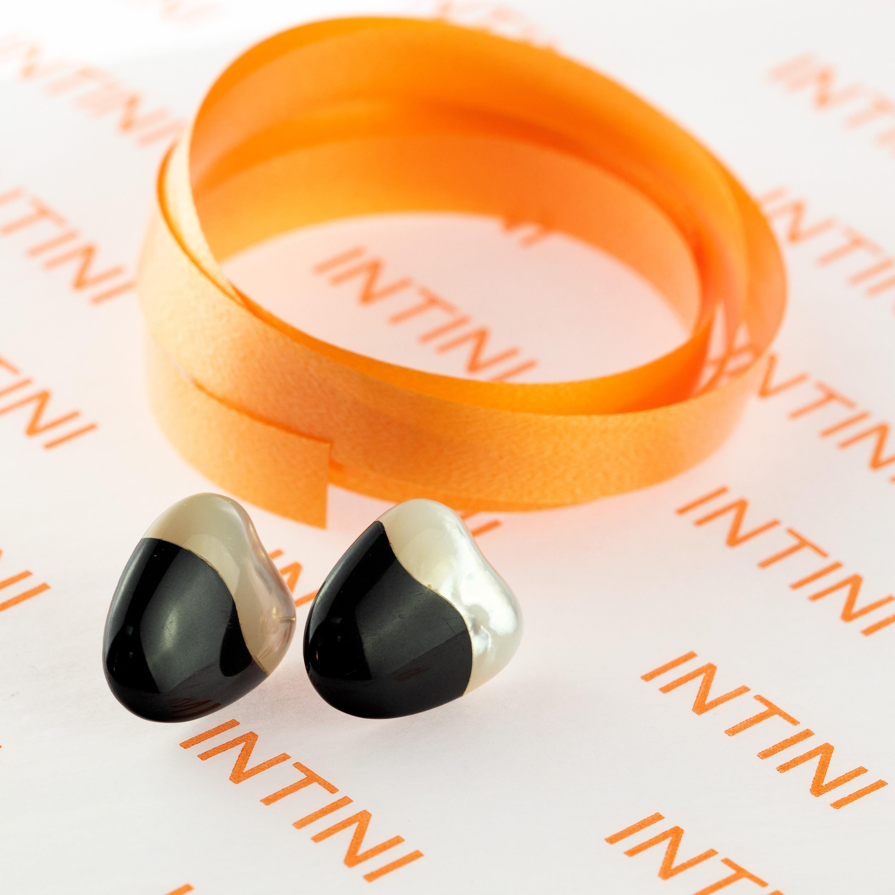 Art Nouveau Orecchini con perno in oro 18 carati Madreperla Agata Nera fatti a mano in Italia in vendita