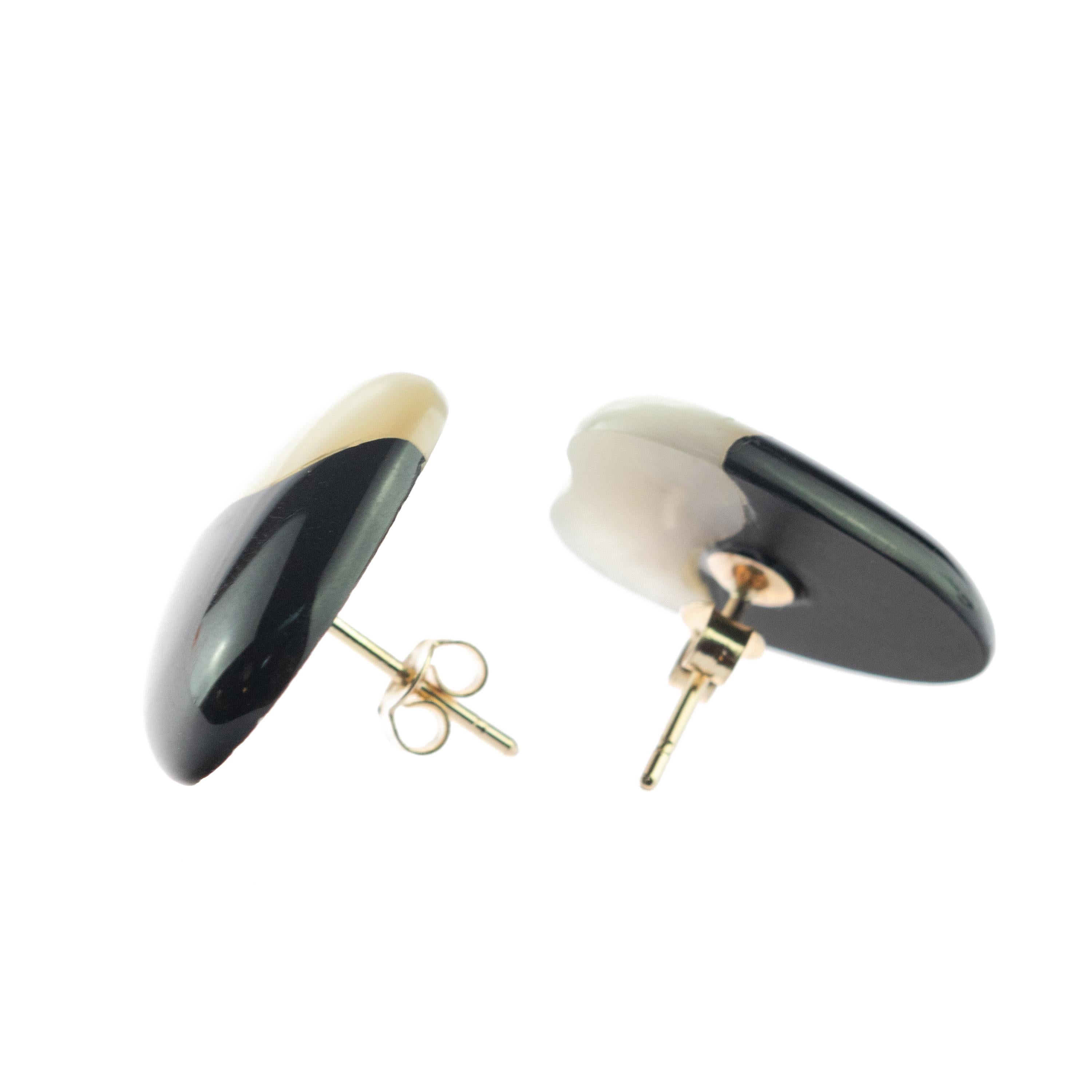 Orecchini con perno in oro 18 carati Madreperla Agata Nera fatti a mano in Italia in vendita 2