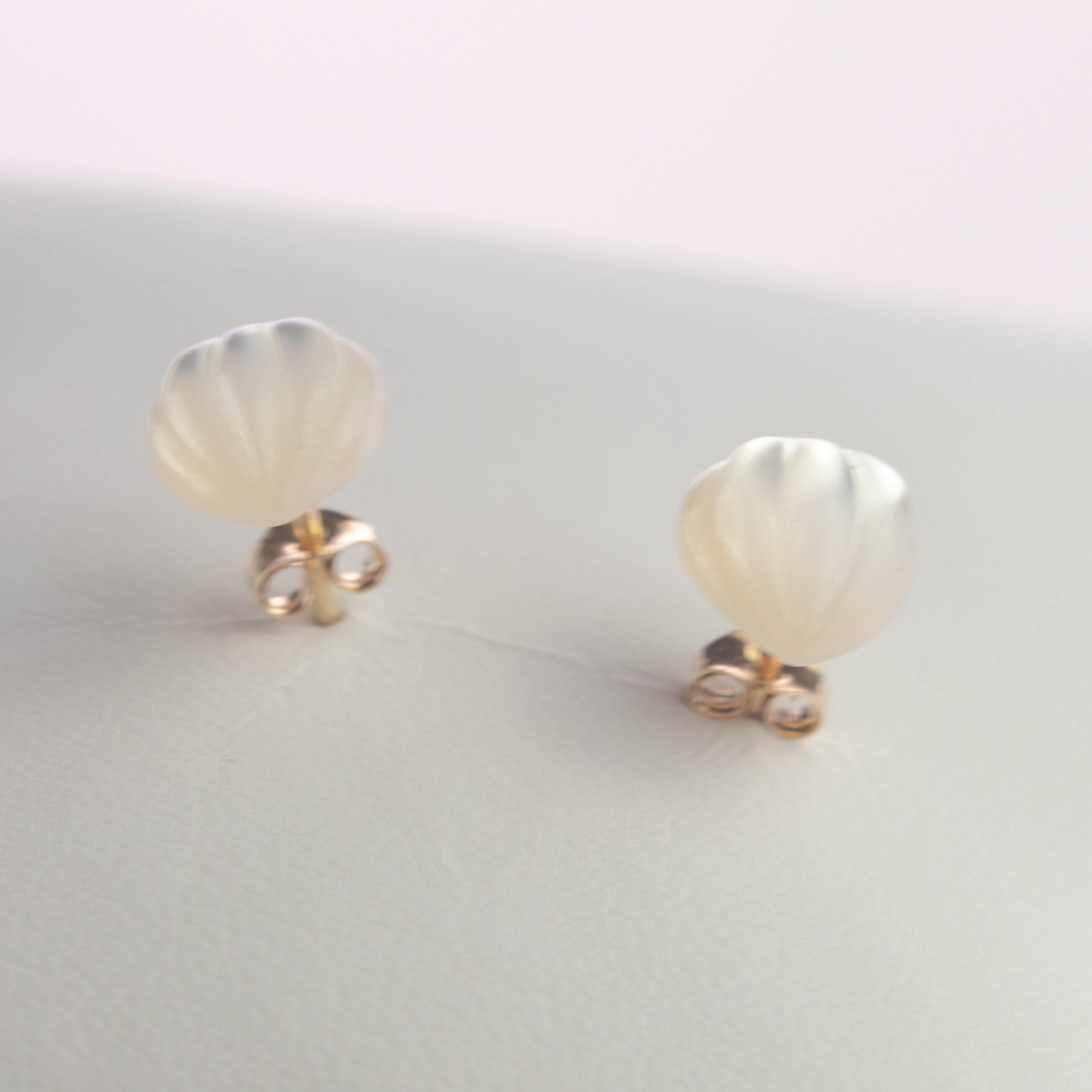 Art nouveau Clous d'oreilles d'amour en or 18 carats et nacre avec cœur sculpté, faits à la main en vente