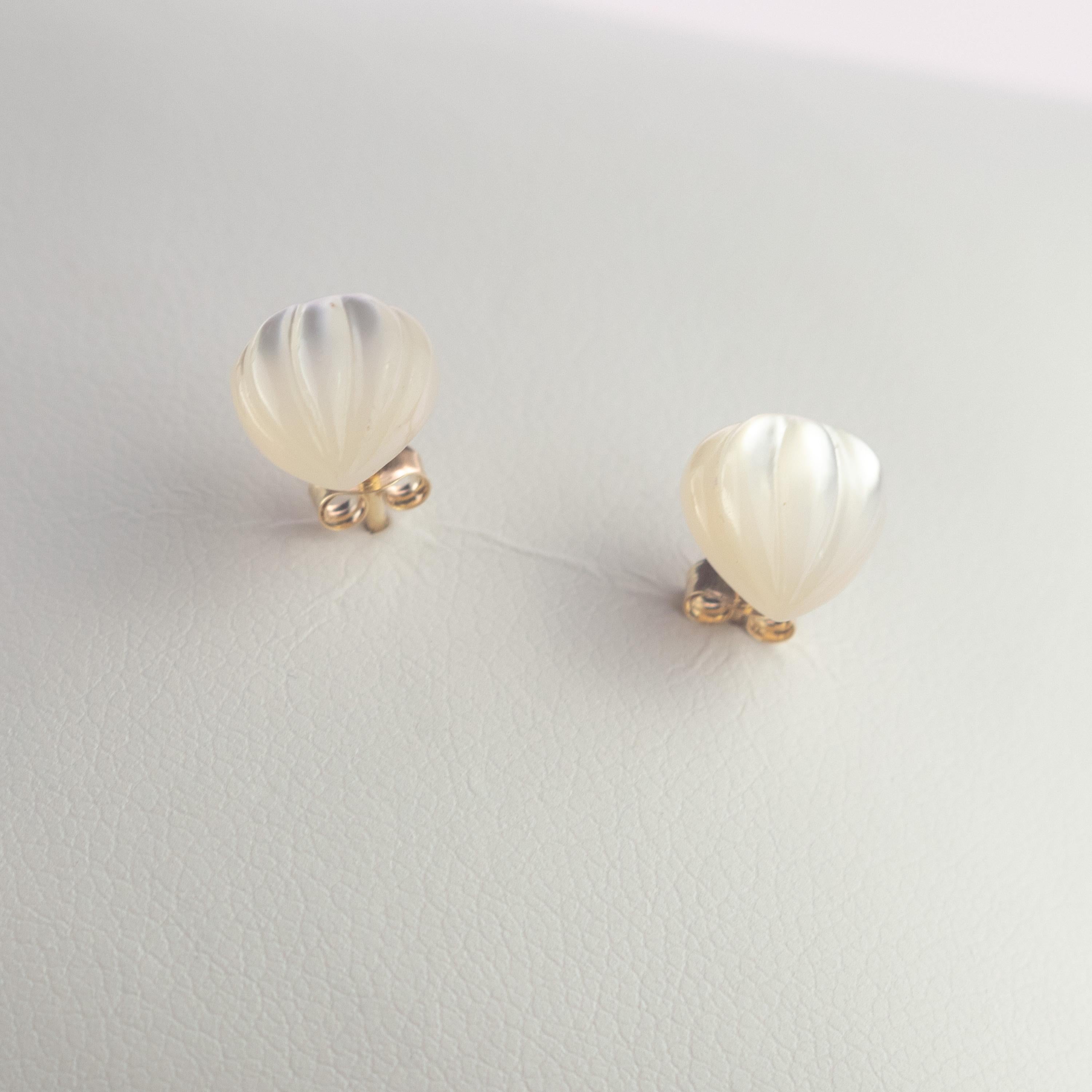 Taille cœur Clous d'oreilles d'amour en or 18 carats et nacre avec cœur sculpté, faits à la main en vente