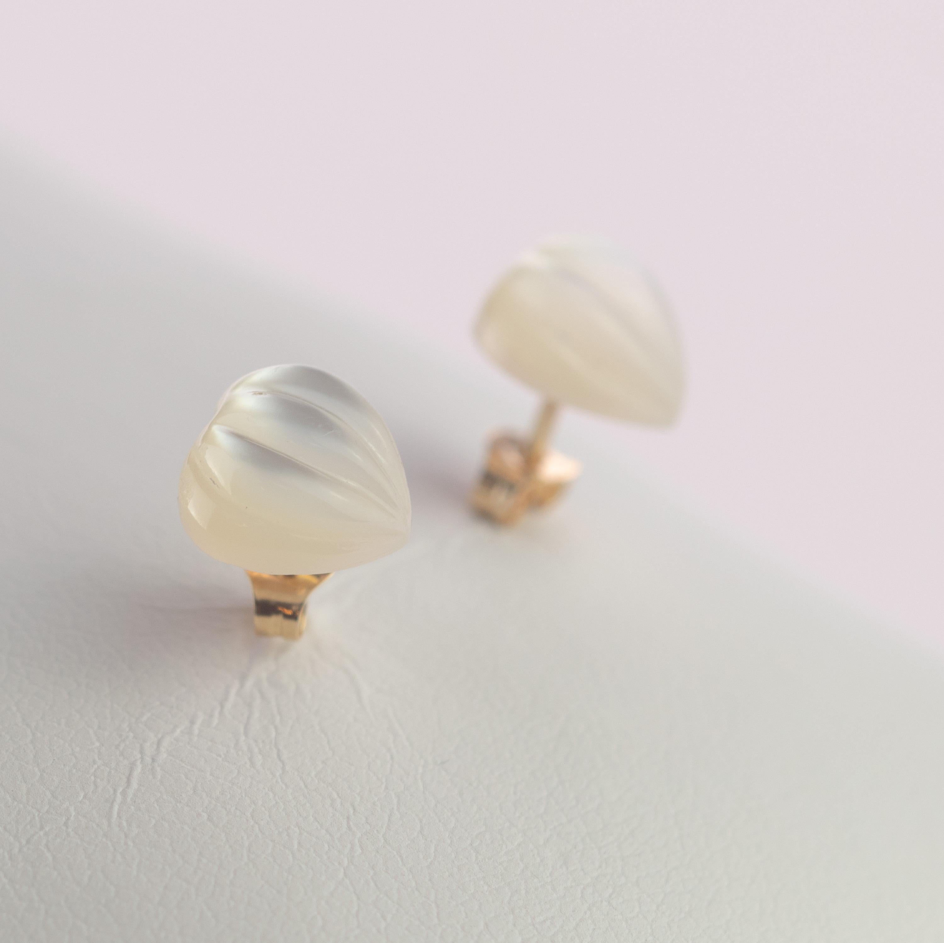 Clous d'oreilles d'amour en or 18 carats et nacre avec cœur sculpté, faits à la main Pour femmes en vente