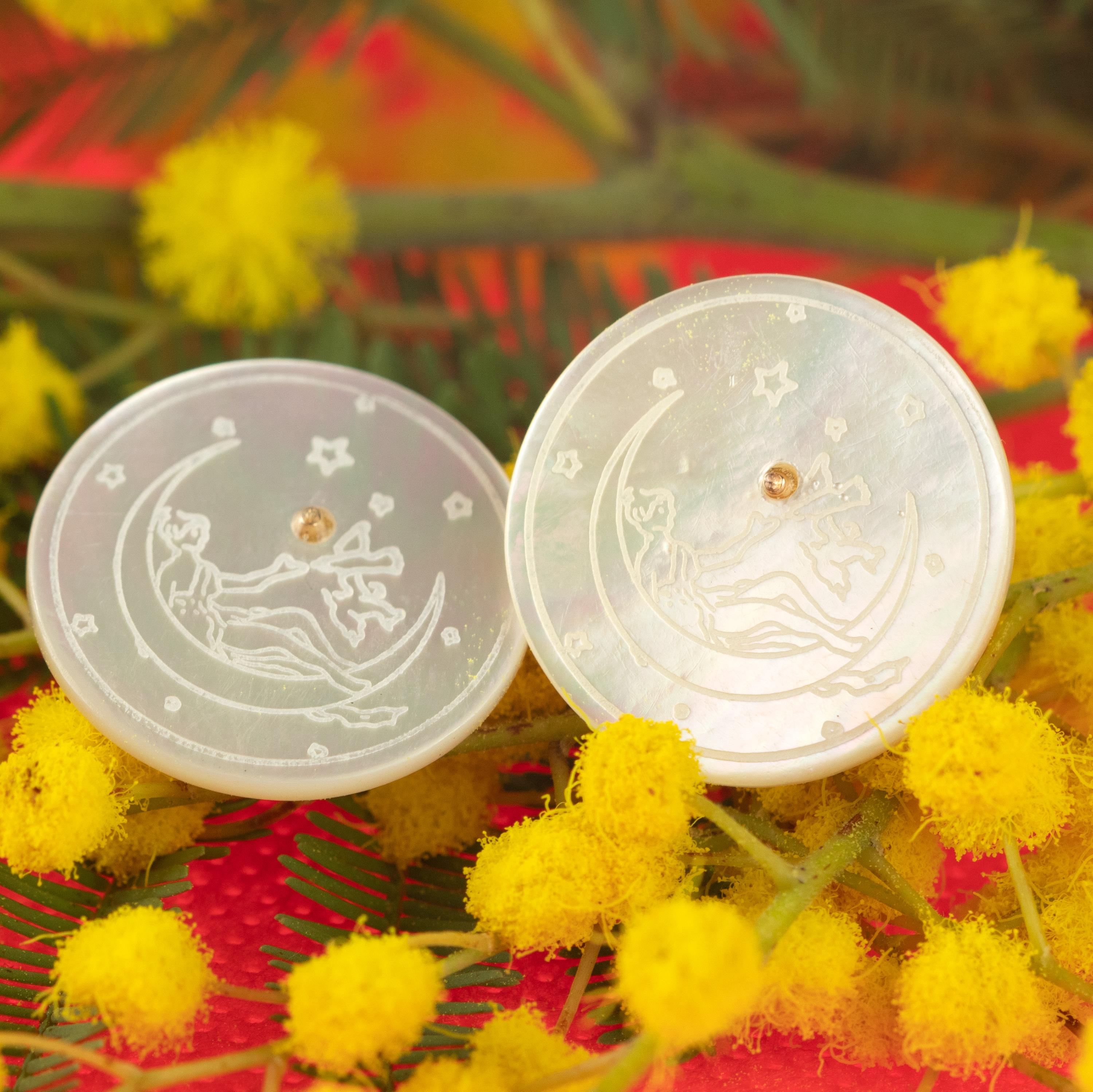 De las mujeres Pendientes de oro de 18 quilates de madreperla con forma de flor tallada hechos a mano en venta