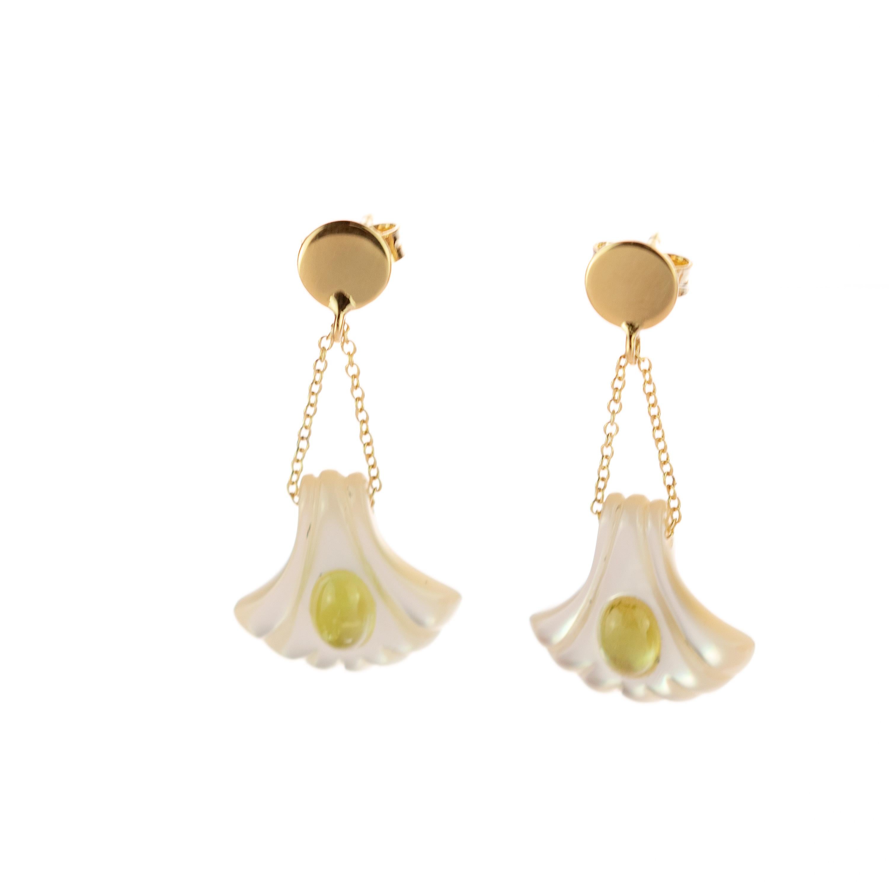 Magnifici orecchini con due delicate catene in oro giallo 18 carati che iniziano con un cerchio d'oro e terminano con una conchiglia in madreperla splendidamente intagliata. Per impreziosire il gioiello è stata aggiunta delicatamente una tormalina