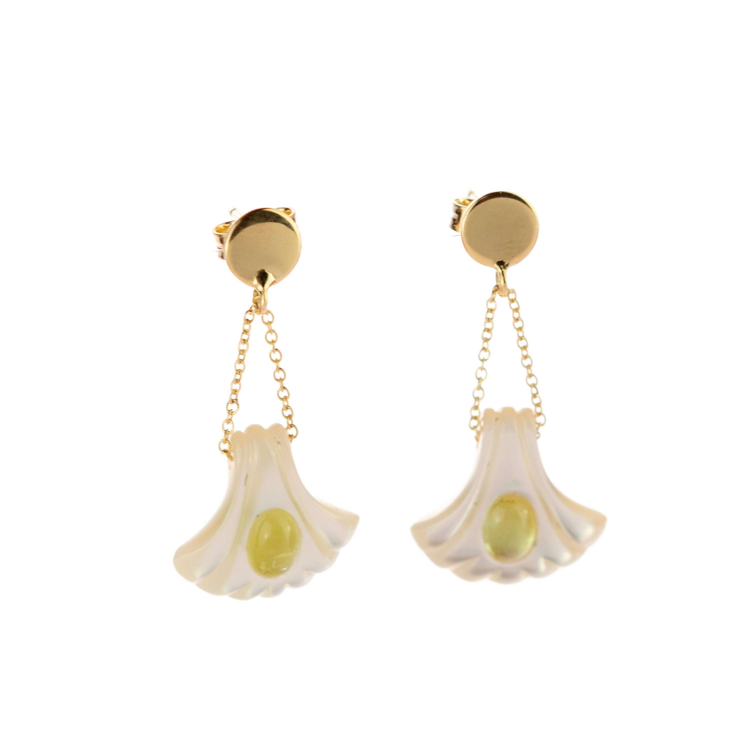 Artigiano Orecchini Intini a goccia in oro 18 carati con madreperla scolpita e conchiglia con tormalina verde in vendita