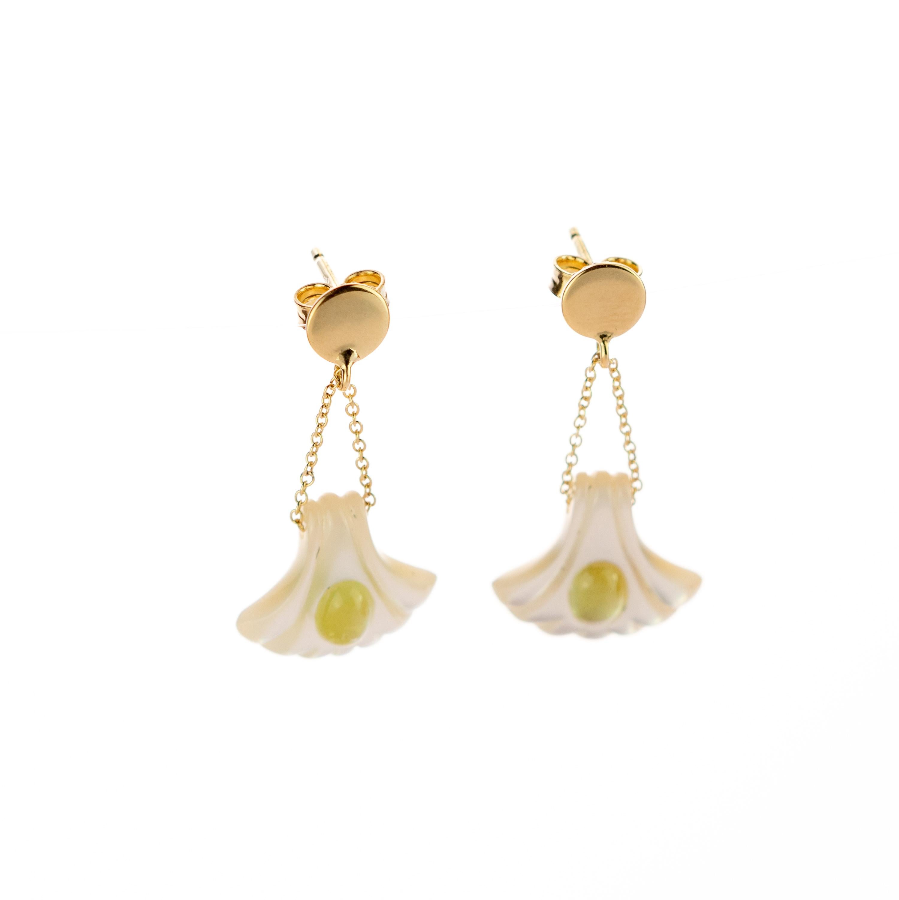 Taglio misto Orecchini Intini a goccia in oro 18 carati con madreperla scolpita e conchiglia con tormalina verde in vendita