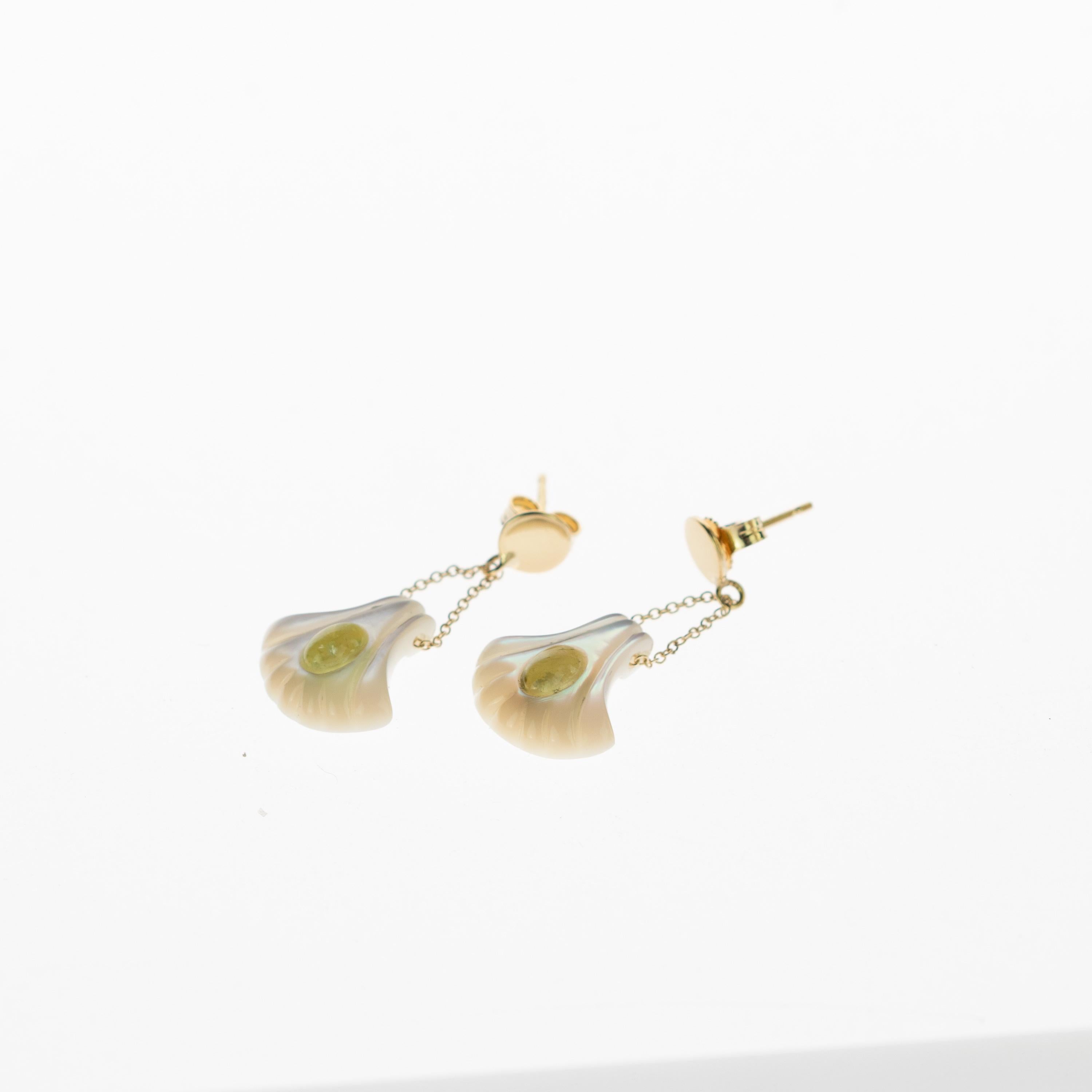 Orecchini Intini a goccia in oro 18 carati con madreperla scolpita e conchiglia con tormalina verde In condizioni Nuovo in vendita a Milano, IT