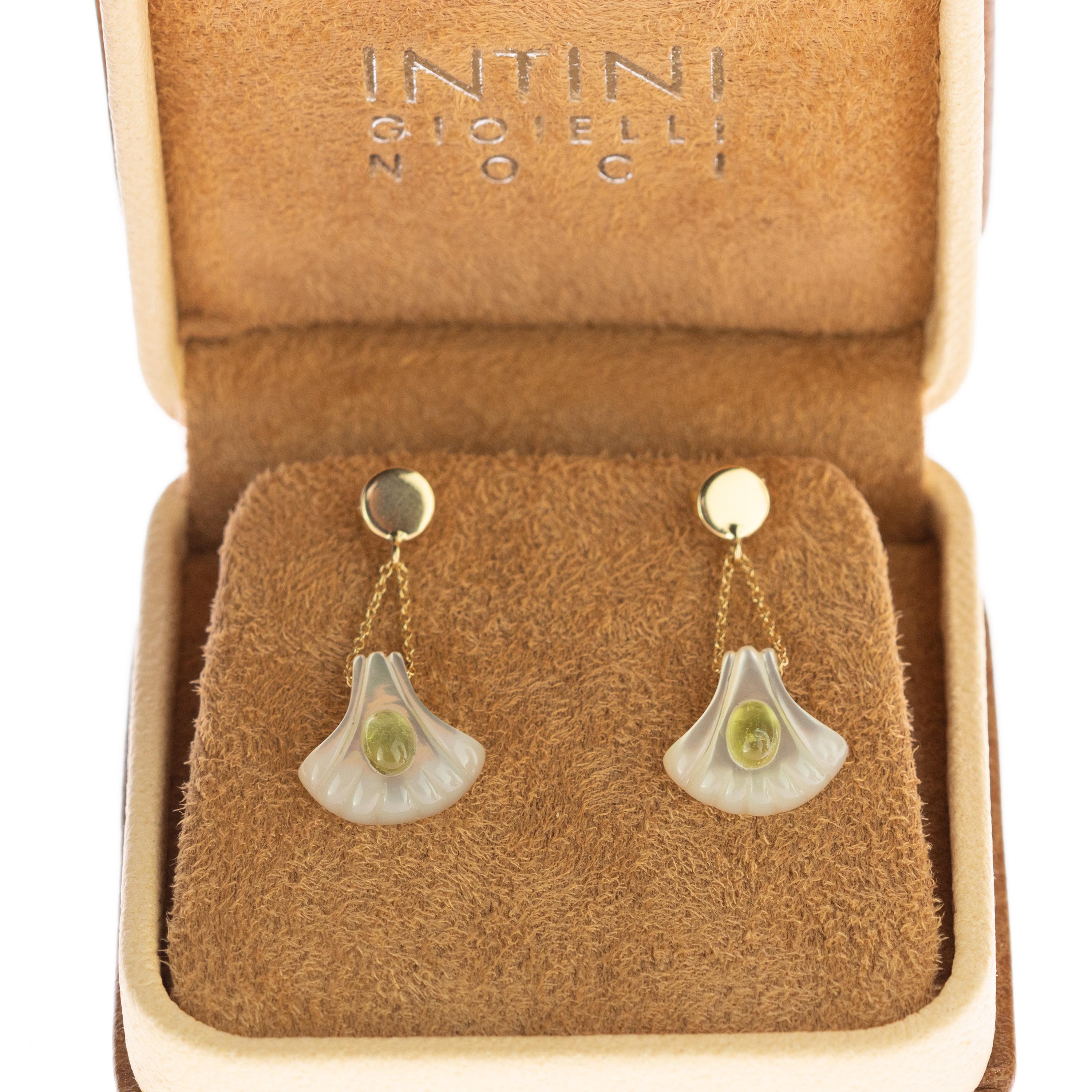 Donna Orecchini Intini a goccia in oro 18 carati con madreperla scolpita e conchiglia con tormalina verde in vendita