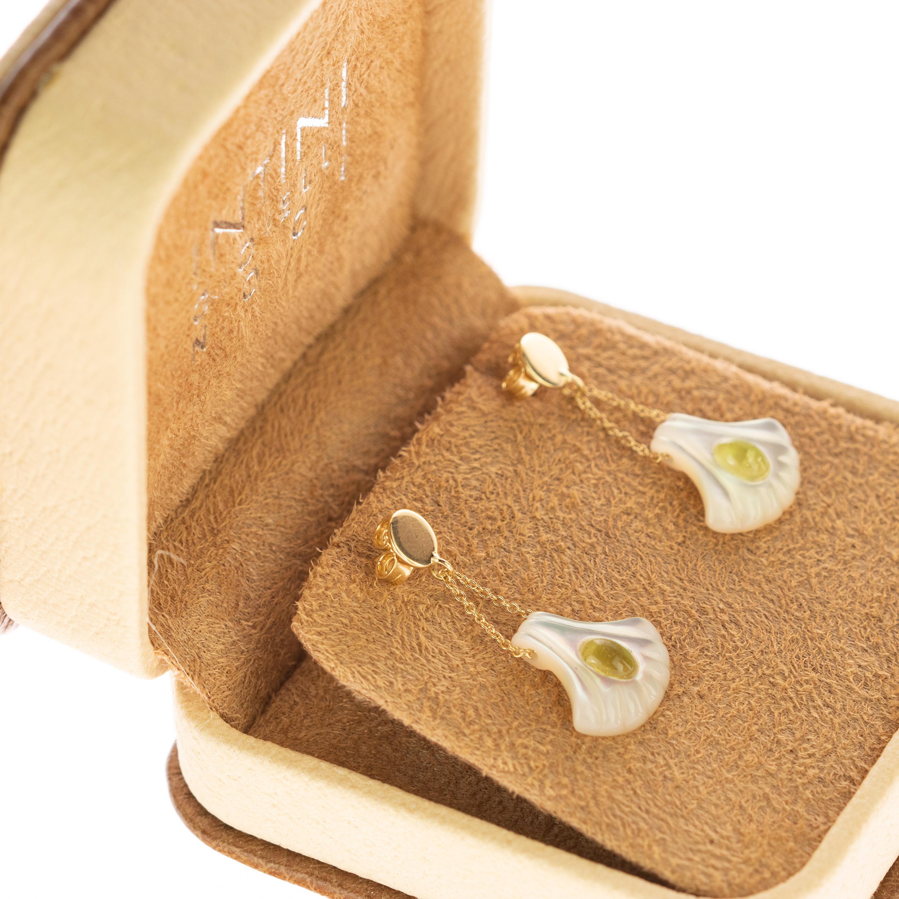 Orecchini Intini a goccia in oro 18 carati con madreperla scolpita e conchiglia con tormalina verde in vendita 1