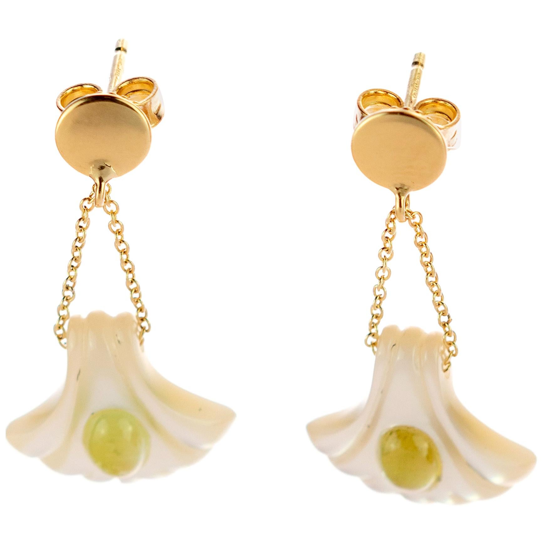 Orecchini Intini a goccia in oro 18 carati con madreperla scolpita e conchiglia con tormalina verde in vendita